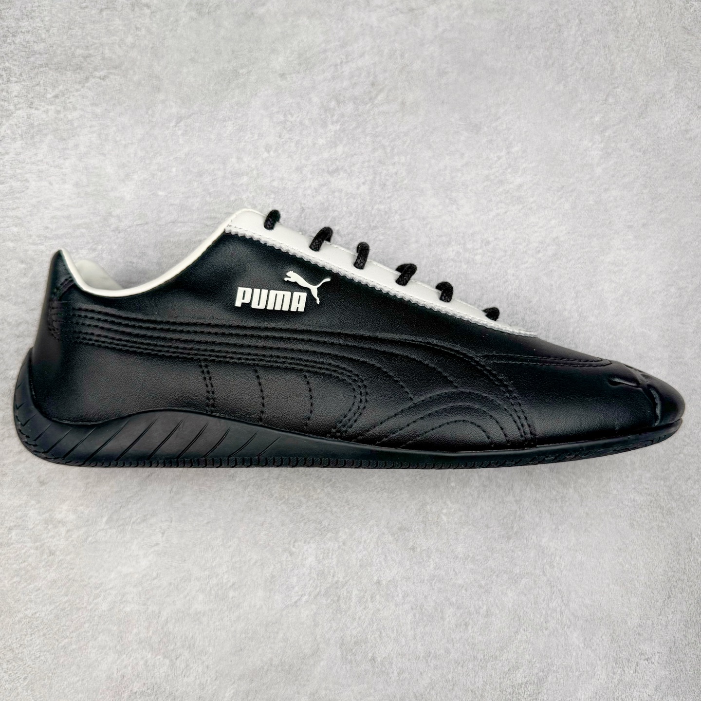 ＃S2纯原 PUMA Speedca OG 彪马极速赛车系列低帮德训风拼接复古百搭休闲运动赛车鞋 鞋款从80、90年代赛车手所穿的防火赛车鞋为原型，鞋身线条模仿了赛车的流线廓形，体现了空气动力学原理的结构。简约流畅的外观，恰好又和贯穿其中的Formstrip Logo融合恰到好处，视觉上细节丰富且协调。本次Speedcat OG鞋款归来，最大看点自然式保留了窄版鞋型以及薄底构造。这两年各品牌鞋底越做越厚，Speedcat反其道而行之，上脚几乎无鞋底的效果带来耳目一新的视觉体验。鞋面依旧是以质感细腻的麂皮材质打造，并且大面积近乎全包裹的使用，复古味道也愈发浓烈。配色上更是将最原始的黑色和红色带回，向F1赛车队的标志性队服致敬。相信让各位一眼种草的更多是出挑的大红色，上脚即可瞬间点亮整体造型，在以球鞋为核心的OOTD中脱颖而出。而另一款黑色则是低调的万金油，彰显新潮个性的同时又不喧宾夺主，也是热爱简约系穿搭朋友的首选。 尺码：36 37 37.5 38 38.5 39 40 40.5 41 42 42.5 43 44 44.5 45 46-选品中心