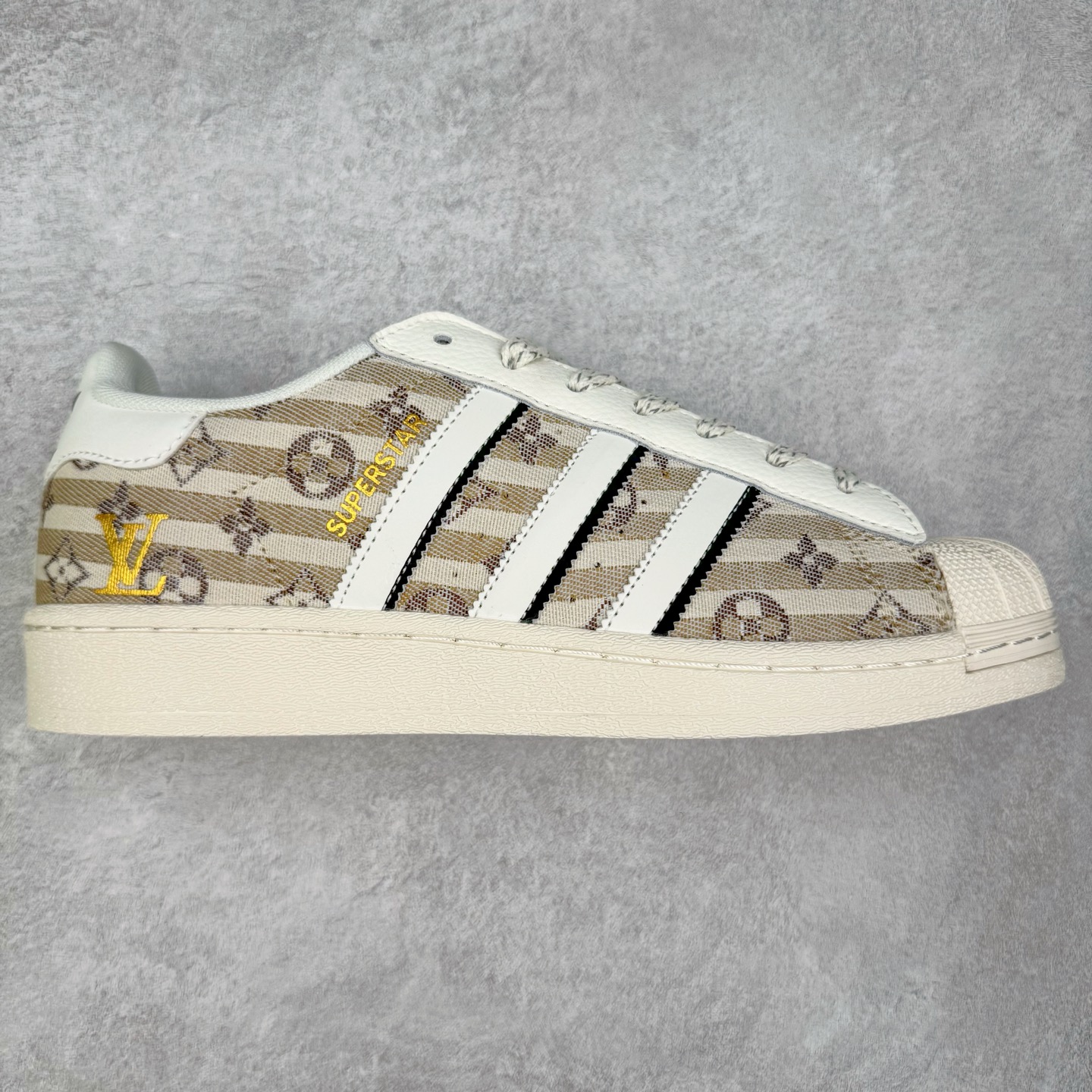 图片[11]-AD Originals Superstar 经典复古贝壳头板鞋 诞生于1969年 是第一双将全皮面鞋 身与橡胶鞋头结合在一起的低帮篮球鞋 Superstar最开始 是作为高帮篮球鞋Pro Model的低帮版本而出现的 但因为其独特和醒目的橡胶鞋头造型而让大家熟知 被大家形象地称为\\\”shelltoe\\\”贝壳头 在70年代的美国职业篮球场上 接近3/4的NBA球员都将这双Superstar作为场上用鞋 80年代之后 经过不断的改良和发展 Superstar逐渐成为横跨时装、音乐、街头文化、休闲和运动等各大领域的时尚潮鞋 尺码：36 36.5 37 38 38.5 39 40 40.5 41 42 42.5 43 44 44.5 45-选品中心