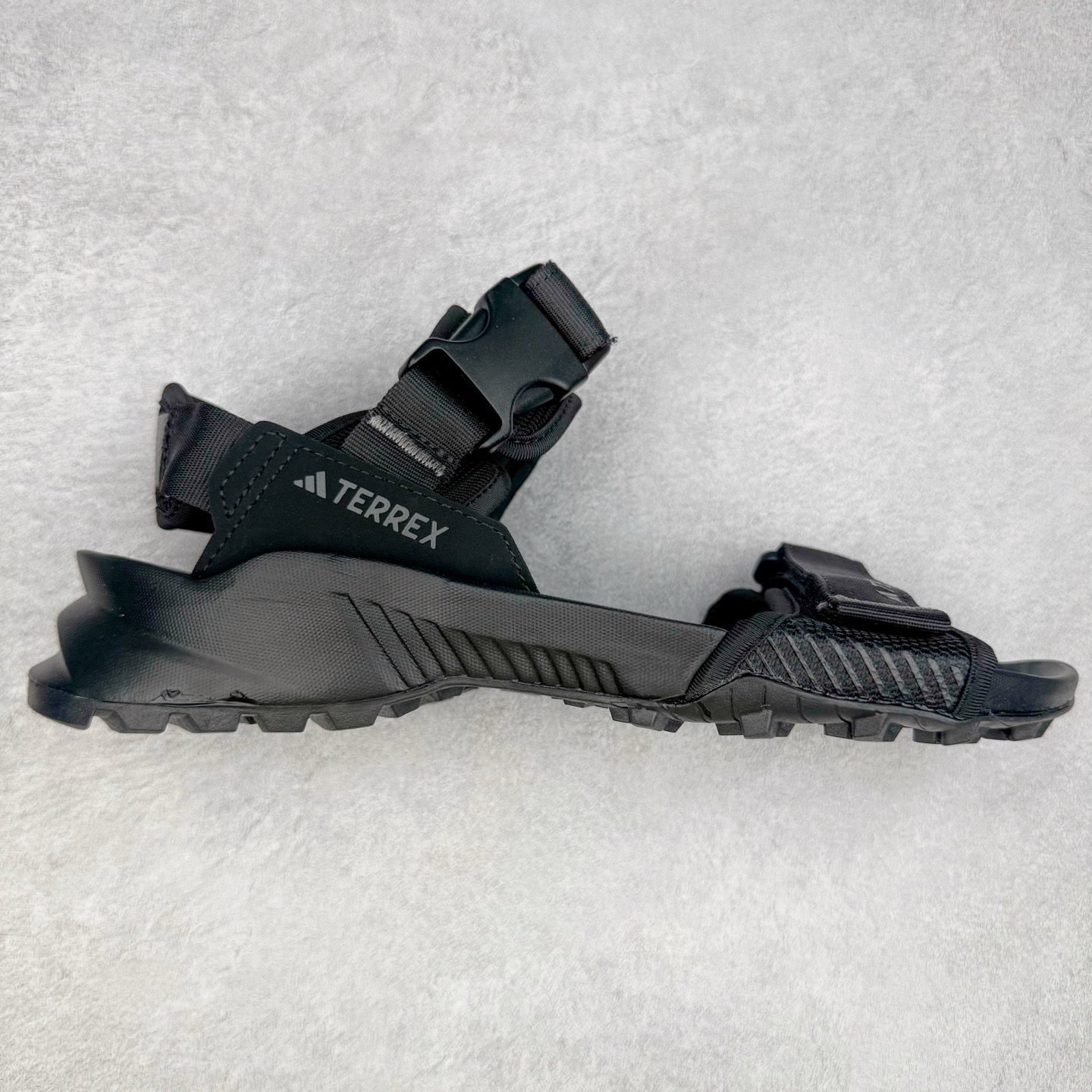 AD Terrex Hydroterra 休闲舒适沙滩凉鞋 adidas（阿迪达斯）是一家世界知名的体育用品和服装品牌，成立于1949年，总部位于德国。原本阿道夫•达斯勒和他的兄弟鲁道夫•达斯勒一起经营着一家鞋厂，专门生产和销售运动鞋。由于兄弟俩在经营理念和方向上的分歧，阿道夫•达斯勒在1949年以自己的名字\\\”Adi\\\”和姓氏\\\”Das\\\”来命名，创立了adidas。哥哥鲁道夫•达斯勒则开设了运动品牌puma。adidas从成立之初就致力于为运动员提供优质的运动产品和创新的技术。品牌不断推出创新的运动鞋和服装，以满足运动员在各种运动场合中的需求。adidas的产品涵盖了跑步、足球、篮球、网球等多个运动领域，成为众多专业和业余运动员的首选。时至今日，阿迪达斯已经成为众多运动明星及时尚人士的宠儿。 多款鞋子因为其款式经典，时尚百搭，一直为大众所喜爱。实拍调校N版已经零色差零失真 百分百还原实物色彩所见即所得 不存在货不对板色差等低级问题 选购参考实物拍摄 不混卖不参货 只用心做好货严格选品 承诺混一赔十 尺码：36 36.5 37.5 38 38.5 39 40 40.5 41 42 42.5 43 44 44.5 45-选品中心