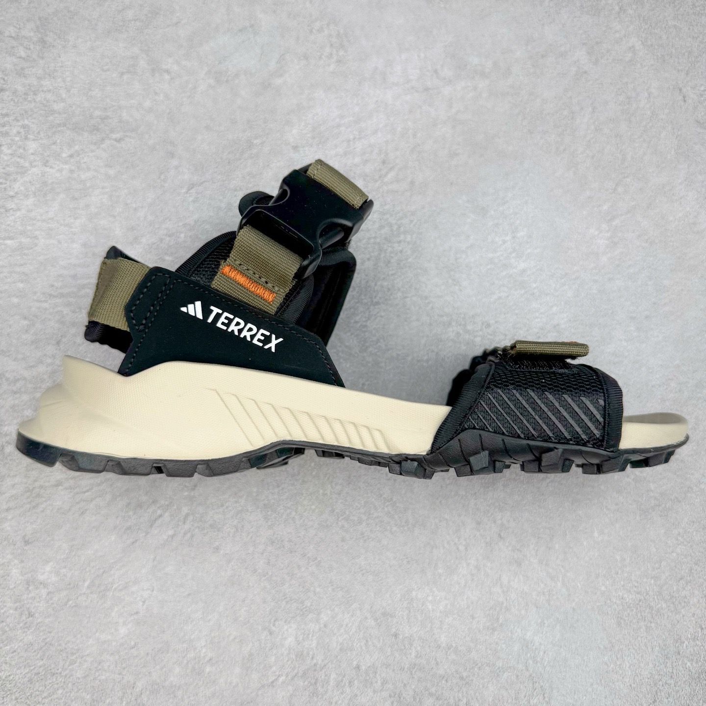 AD Terrex Hydroterra 休闲舒适沙滩凉鞋 adidas（阿迪达斯）是一家世界知名的体育用品和服装品牌，成立于1949年，总部位于德国。原本阿道夫•达斯勒和他的兄弟鲁道夫•达斯勒一起经营着一家鞋厂，专门生产和销售运动鞋。由于兄弟俩在经营理念和方向上的分歧，阿道夫•达斯勒在1949年以自己的名字\\\