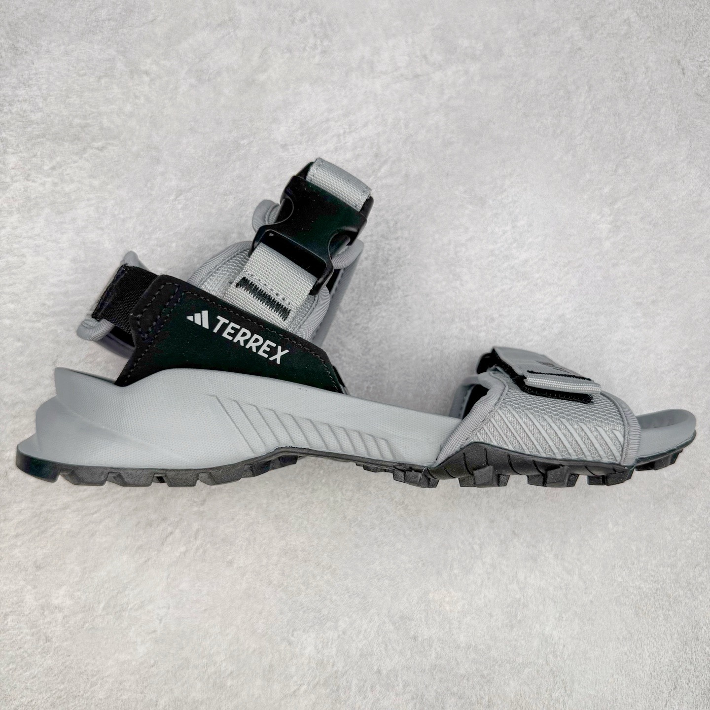 AD Terrex Hydroterra 休闲舒适沙滩凉鞋 adidas（阿迪达斯）是一家世界知名的体育用品和服装品牌，成立于1949年，总部位于德国。原本阿道夫•达斯勒和他的兄弟鲁道夫•达斯勒一起经营着一家鞋厂，专门生产和销售运动鞋。由于兄弟俩在经营理念和方向上的分歧，阿道夫•达斯勒在1949年以自己的名字\\\”Adi\\\”和姓氏\\\”Das\\\”来命名，创立了adidas。哥哥鲁道夫•达斯勒则开设了运动品牌puma。adidas从成立之初就致力于为运动员提供优质的运动产品和创新的技术。品牌不断推出创新的运动鞋和服装，以满足运动员在各种运动场合中的需求。adidas的产品涵盖了跑步、足球、篮球、网球等多个运动领域，成为众多专业和业余运动员的首选。时至今日，阿迪达斯已经成为众多运动明星及时尚人士的宠儿。 多款鞋子因为其款式经典，时尚百搭，一直为大众所喜爱。实拍调校N版已经零色差零失真 百分百还原实物色彩所见即所得 不存在货不对板色差等低级问题 选购参考实物拍摄 不混卖不参货 只用心做好货严格选品 承诺混一赔十 尺码：36 36.5 37.5 38 38.5 39 40 40.5 41 42 42.5 43 44 44.5 45-选品中心