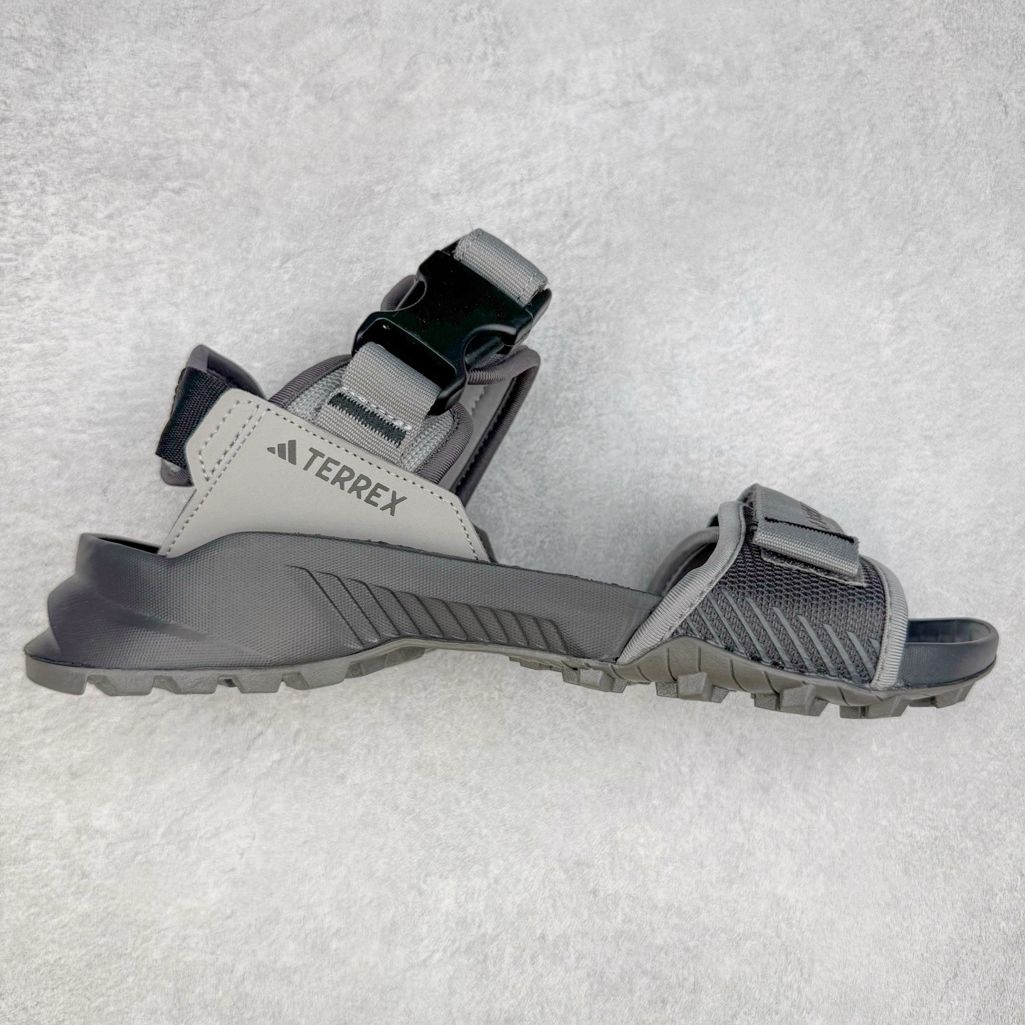 AD Terrex Hydroterra 休闲舒适沙滩凉鞋 adidas（阿迪达斯）是一家世界知名的体育用品和服装品牌，成立于1949年，总部位于德国。原本阿道夫•达斯勒和他的兄弟鲁道夫•达斯勒一起经营着一家鞋厂，专门生产和销售运动鞋。由于兄弟俩在经营理念和方向上的分歧，阿道夫•达斯勒在1949年以自己的名字\\\