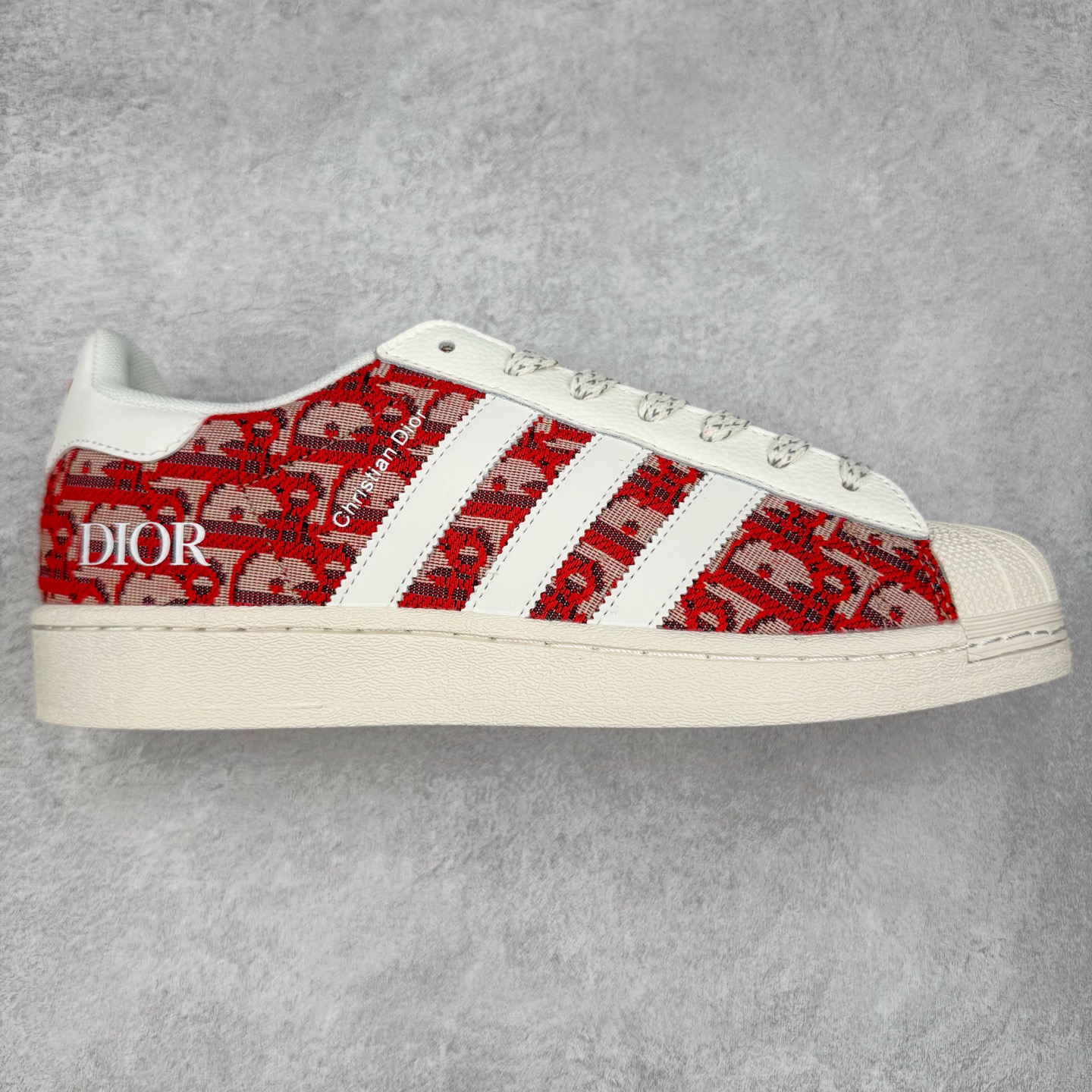 图片[7]-AD Originals Superstar 经典复古贝壳头板鞋 诞生于1969年 是第一双将全皮面鞋 身与橡胶鞋头结合在一起的低帮篮球鞋 Superstar最开始 是作为高帮篮球鞋Pro Model的低帮版本而出现的 但因为其独特和醒目的橡胶鞋头造型而让大家熟知 被大家形象地称为\\\”shelltoe\\\”贝壳头 在70年代的美国职业篮球场上 接近3/4的NBA球员都将这双Superstar作为场上用鞋 80年代之后 经过不断的改良和发展 Superstar逐渐成为横跨时装、音乐、街头文化、休闲和运动等各大领域的时尚潮鞋 尺码：36 36.5 37 38 38.5 39 40 40.5 41 42 42.5 43 44 44.5 45-选品中心