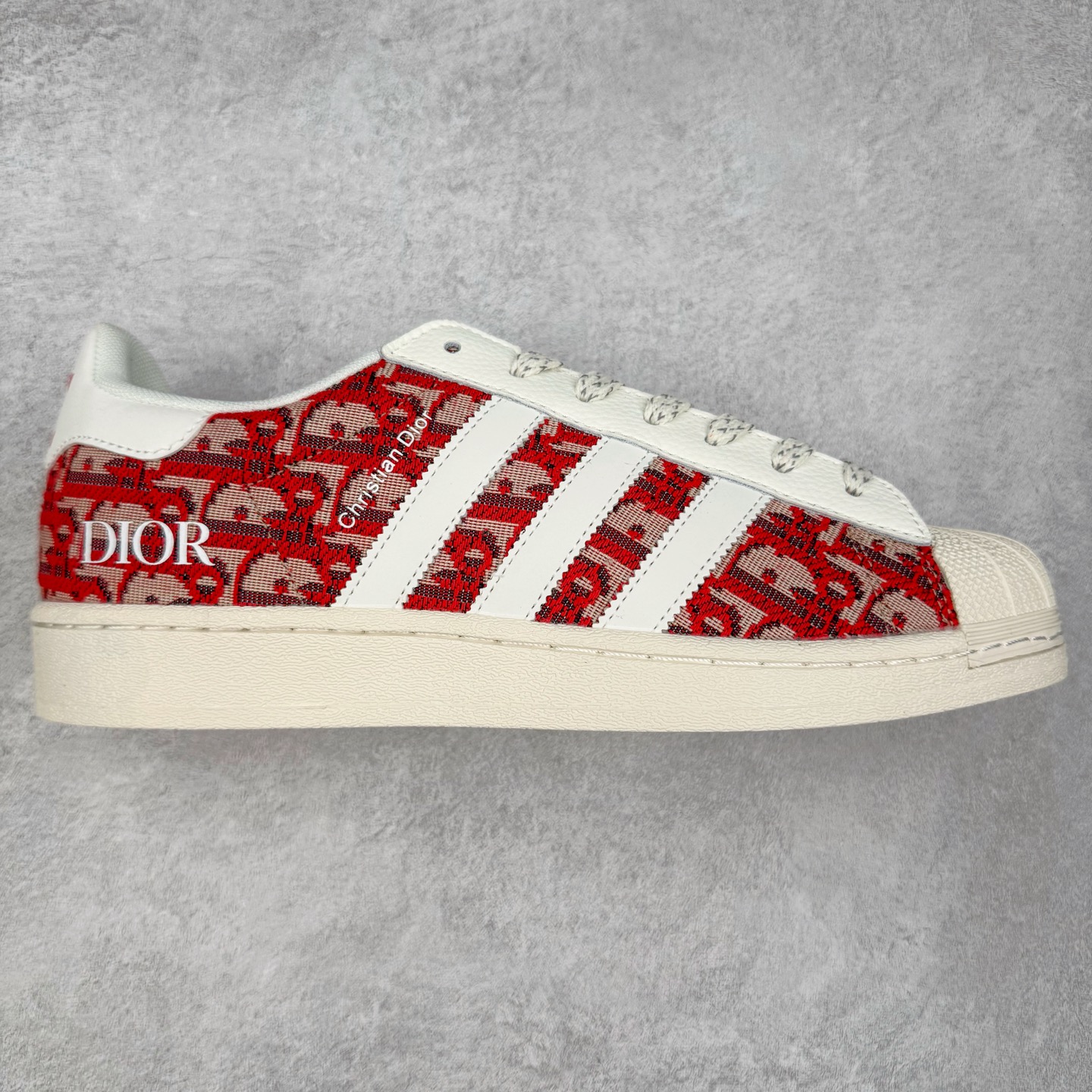 AD Originals Superstar 经典复古贝壳头板鞋 诞生于1969年 是第一双将全皮面鞋 身与橡胶鞋头结合在一起的低帮篮球鞋 Superstar最开始 是作为高帮篮球鞋Pro Model的低帮版本而出现的 但因为其独特和醒目的橡胶鞋头造型而让大家熟知 被大家形象地称为\\\”shelltoe\\\”贝壳头 在70年代的美国职业篮球场上 接近3/4的NBA球员都将这双Superstar作为场上用鞋 80年代之后 经过不断的改良和发展 Superstar逐渐成为横跨时装、音乐、街头文化、休闲和运动等各大领域的时尚潮鞋 尺码：36 36.5 37 38 38.5 39 40 40.5 41 42 42.5 43 44 44.5 45-选品中心