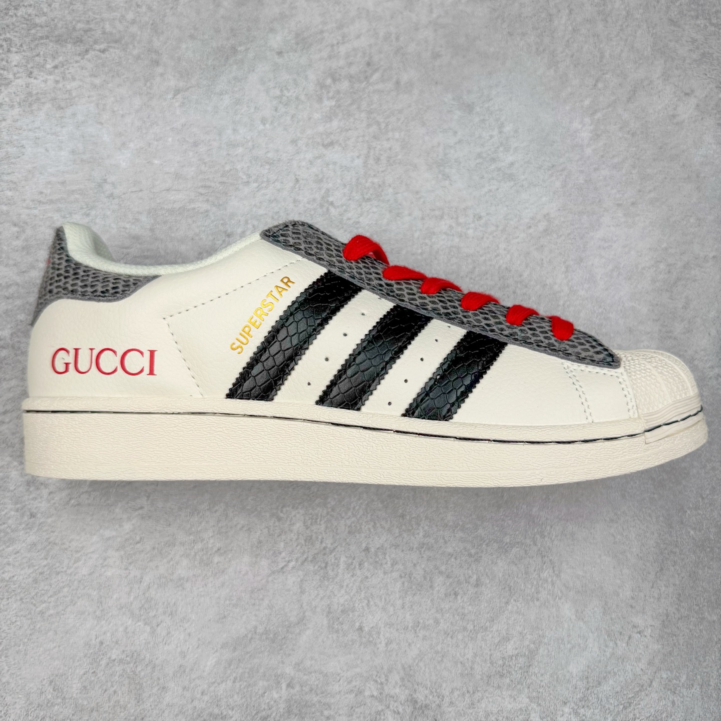 图片[9]-AD Originals Superstar 经典复古贝壳头板鞋 诞生于1969年 是第一双将全皮面鞋 身与橡胶鞋头结合在一起的低帮篮球鞋 Superstar最开始 是作为高帮篮球鞋Pro Model的低帮版本而出现的 但因为其独特和醒目的橡胶鞋头造型而让大家熟知 被大家形象地称为\\\”shelltoe\\\”贝壳头 在70年代的美国职业篮球场上 接近3/4的NBA球员都将这双Superstar作为场上用鞋 80年代之后 经过不断的改良和发展 Superstar逐渐成为横跨时装、音乐、街头文化、休闲和运动等各大领域的时尚潮鞋 尺码：36 36.5 37 38 38.5 39 40 40.5 41 42 42.5 43 44 44.5 45-选品中心