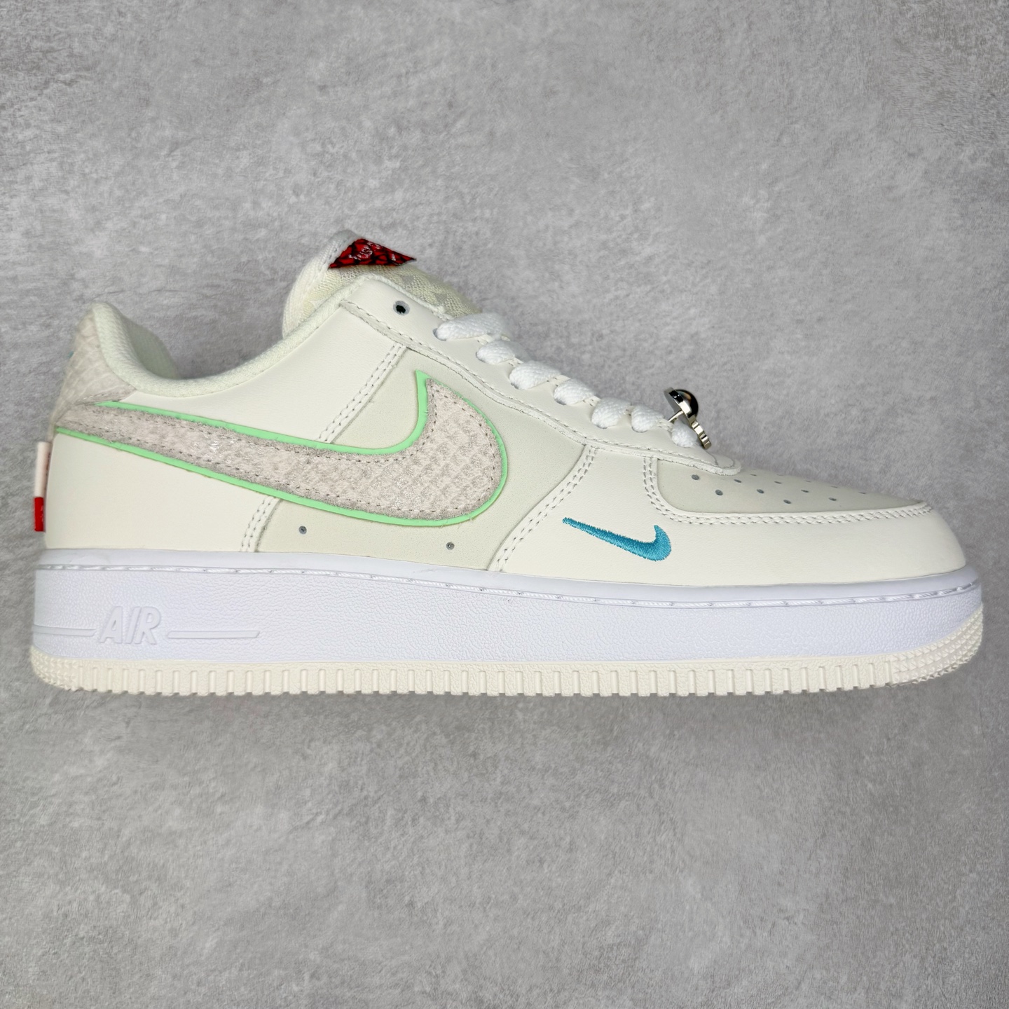 图片[8]-＃福利特价 NK Air Force 1´07 Low 空军一号低帮百搭休闲运动板鞋 柔软、弹性十足的缓震性能和出色的中底设计 横跨复古与现代的外型结合 造就出风靡全球 三十多年的Force 1 直到今天还深受青睐 尺码：36 36.5 37.5 38 38.5 39 40 40.5 41 42 42.5 43 44 44.5 45-选品中心