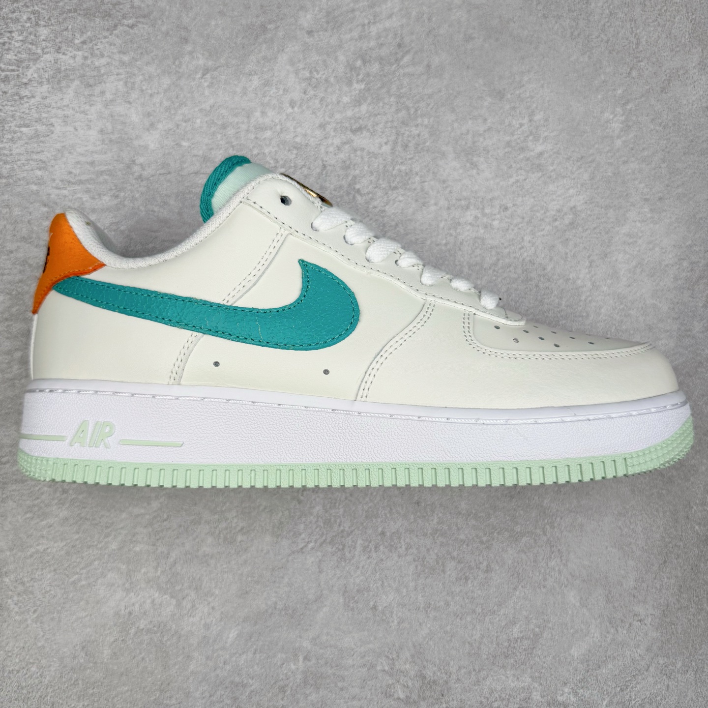 #福利特价 NK Air Force 1´07 Low 空军一号低帮百搭休闲运动板鞋 柔软、弹性十足的缓震性能和出色的中底设计 横跨复古与现代的外型结合 造就出风靡全球 三十多年的Force 1 直到今天还深受青睐 尺码:36 36.5 37.5 38 38.5 39 40 40.5 41 42 42.5 43 44 44.5 45-选品中心
