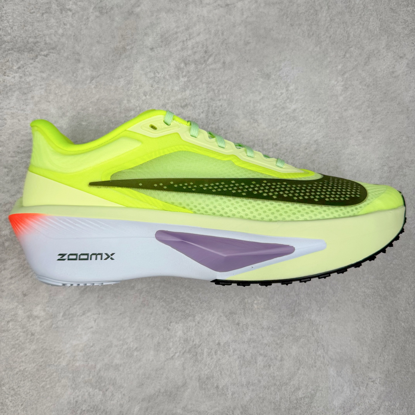 NK ZoomX Invincible Run Flyknit 6 轻量跑鞋 飞织低帮休闲运动慢跑鞋 FN8455-701 此鞋专为短跑运动员而生 是为 5 至 10 公里距离的赛事和训练打造 整体设计采用流线型的轻质工程网眼材质构成鞋面 并与其他 Running 旗舰鞋款同样搭载全脚掌 ZoomX 缓冲中底 搭配 Pebax 物料与橡胶外底 ZoomX StreakFly 首发配色以Prototype呈现 其灵感是来自开发期间的磨损测试 透过编号的标记与内侧的预期跑步距离突出研发过程 尺码：36 36.5 37.5 38 38.5 39 40 40.5 41 42 42.5 43 44 45-选品中心