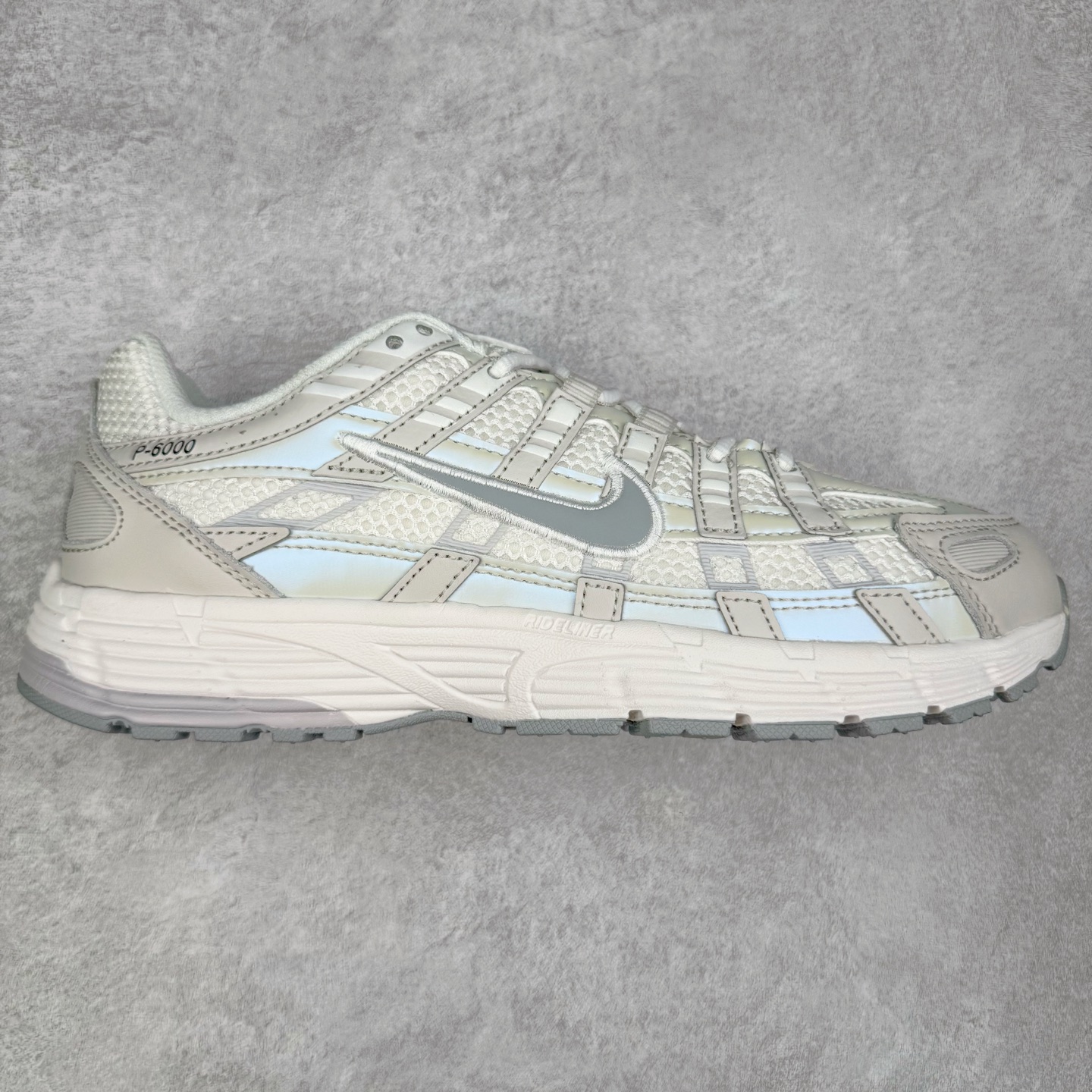 NK P-6000 系列低帮复古老爹风休闲运动舒适慢跑鞋 IF1756-100 融合 Pegasus 过往运动鞋设计 助力 21 世纪早期跑步运动跃升时尚新高度 采用透气网眼布、运动风格线条和耐穿覆面 兼具吸睛外观和舒适感受 中底泡绵以田径赛道为灵感 打造厚实设计 缔造出众缓震性能 尺码：36 36.5 37.5 38 38.5 39 40 40.5 41 42 42.5 43 44 44.5 45-选品中心