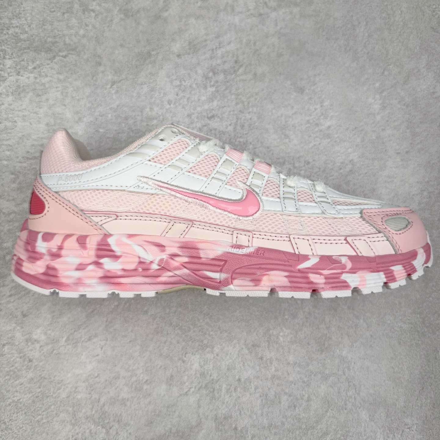 NK P-6000 系列低帮复古老爹风休闲运动舒适慢跑鞋 CV2209-111 融合 Pegasus 过往运动鞋设计 助力 21 世纪早期跑步运动跃升时尚新高度 采用透气网眼布、运动风格线条和耐穿覆面 兼具吸睛外观和舒适感受 中底泡绵以田径赛道为灵感 打造厚实设计 缔造出众缓震性能 尺码：36 36.5 37.5 38 38.5 39 40 40.5 41 42 42.5 43 44 44.5 45-选品中心