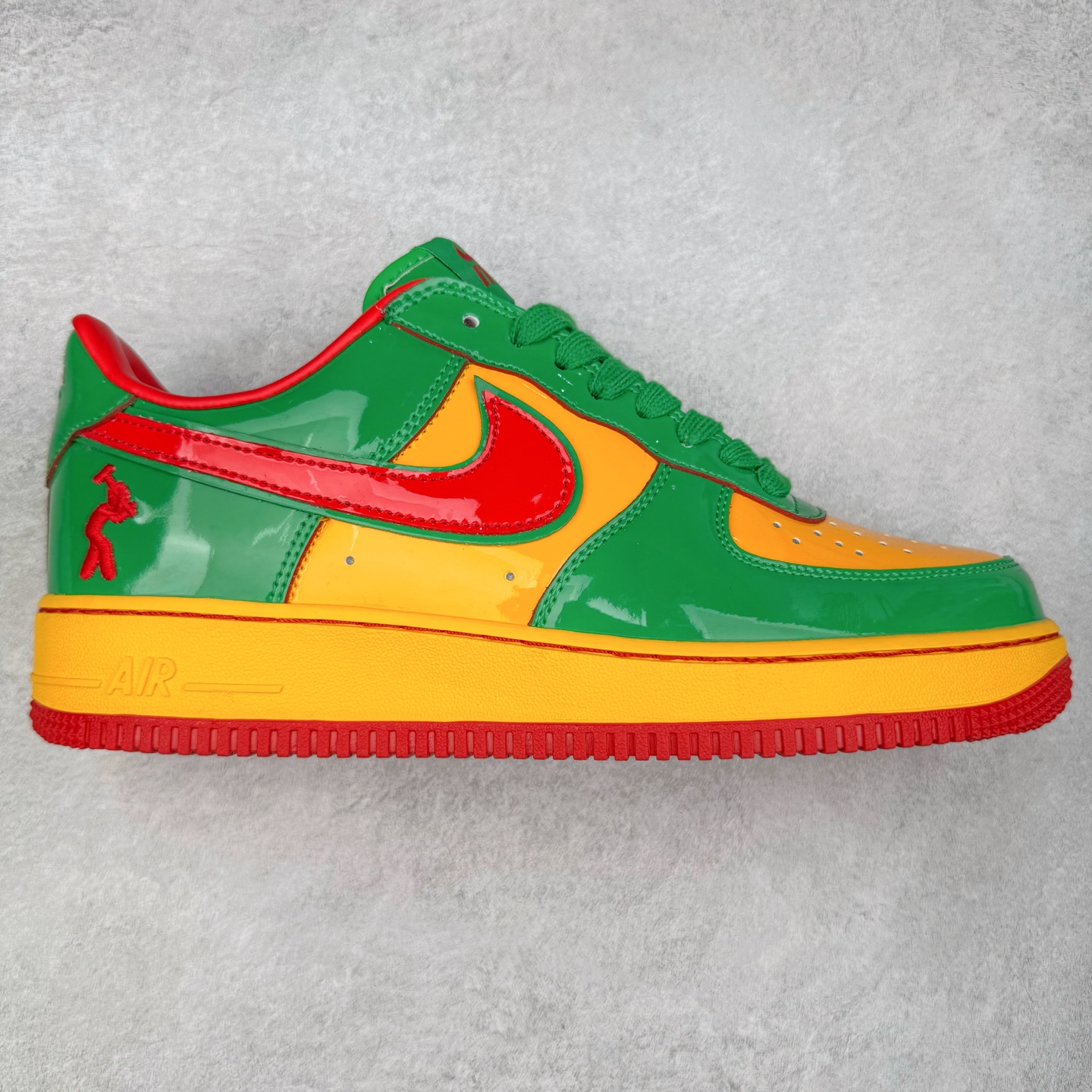 NK Air Force 1´07 Low 空军一号低帮百搭休闲运动板鞋 IH4383-300 柔软、弹性十足的缓震性能和出色的中底设计 横跨复古与现代的外型结合 造就出风靡全球 三十多年的Force 1 直到今天还深受青睐 实拍调校N版已经零色差零失真 百分百还原实物色彩所见即所得 不存在货不对板色差等低级问题 选购参考实物拍摄 不混卖不参货 只用心做好货严格选品 承诺混一赔十 尺码：36 36.5 37.5 38 38.5 39 40 40.5 41 42 42.5 43 44 44.5 45-选品中心