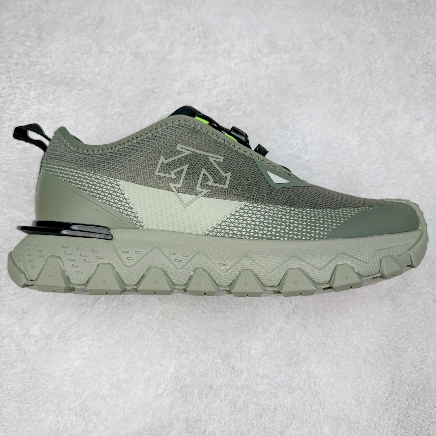 DESCENTE SKI STYLE SNOW RIDE 迪桑特舒适防滑耐磨低帮生活休闲鞋 DESCENTE（迪桑特）创立于1935年，品牌名取自法语词汇，意为“滑降”。品牌箭头标识代表滑雪的三种技术“高速直线滑行”、“穿越”和“侧滑”，也寓意品牌在打造高端专业运动产品中不断追求完美的创新精神，致力于成为中国高端专业滑雪、综训、女子、铁人三项、高尔夫的第一品牌。尺码：39 40 40.5 41 42 42.5 43 44 44.5 45-选品中心