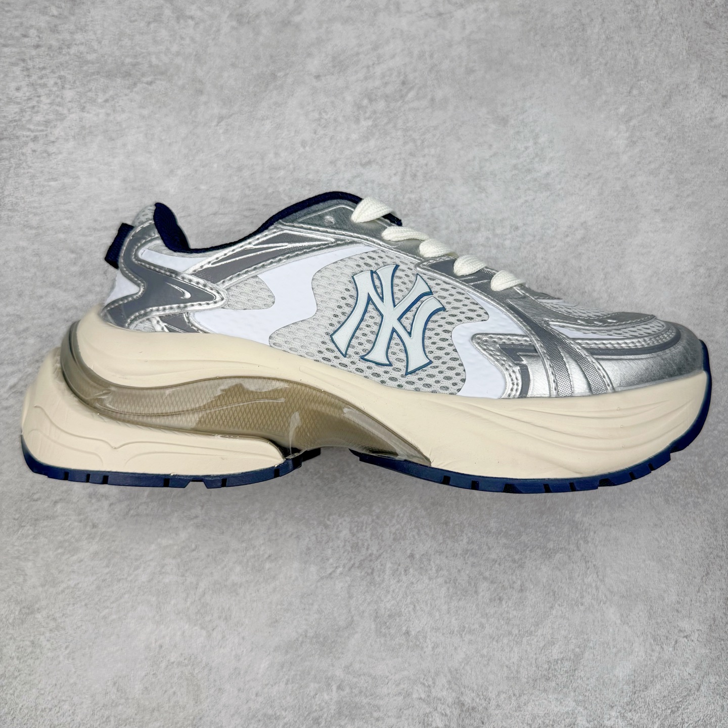 MLB Chunky Cargo 纽约洋基队合成革潮流时尚舒适休闲运动风厚底增高 防滑耐磨 低帮 老爹鞋 男女同款 黑色 实拍调校N版已经零色差零失真 百分百还原实物色彩所见即所得 不存在货不对板色差等低级问题 选购参考实物拍摄 不混卖不参货 只用心做好货严格选品 承诺混一赔十 尺码:36 36.5 37.5 38 38.5 39 40 40.5 41 42 42.5 43 44 44.5 45-选品中心