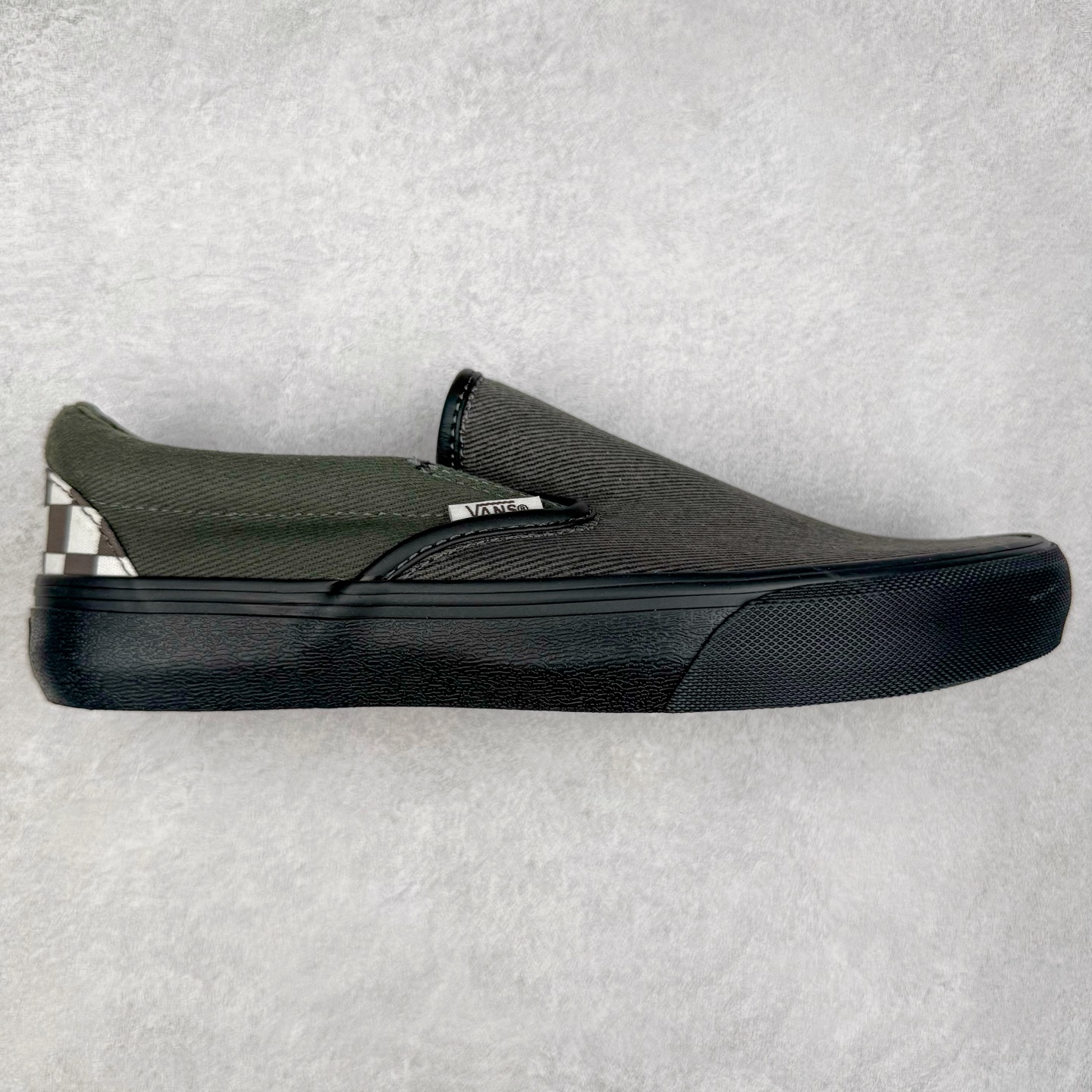 Vainl Archive x Vans Slip-On 牛仔一脚蹬 联名款 休闲低帮板鞋 鞋面运用VAINL ARCHIVE标志性黑棕配色配上耐磨的丹宁牛仔布 简约耐穿 凸显质感 后跟及内衬点缀Vans标志性满印棋盘格设计 货号：VN000BVZRUX1 尺码：35 36 36.5 37 38 38.5 39 40 40.5 41 42 42.5 43 44-选品中心
