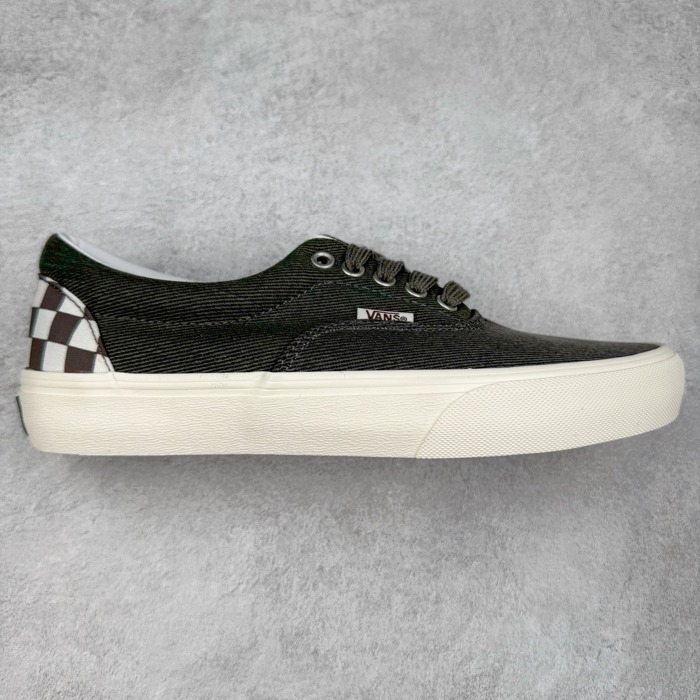 VAINL ARCHIVE x Vans Era 联名款 此次联名同时采用水洗和做旧工艺 使得整体鞋款呈现出不同的层次感 Era鞋面被水洗黑牛仔布覆盖 鞋舌处采用牛皮革材质凸显质感 后跟及内衬点缀Vans标志性满印棋盘格设计 诚意满满 货号:VN000CQ6RUX 尺码:35 36 36.5 37 38 38.5 39 40 40.5 41 42 42.5 43 44-选品中心