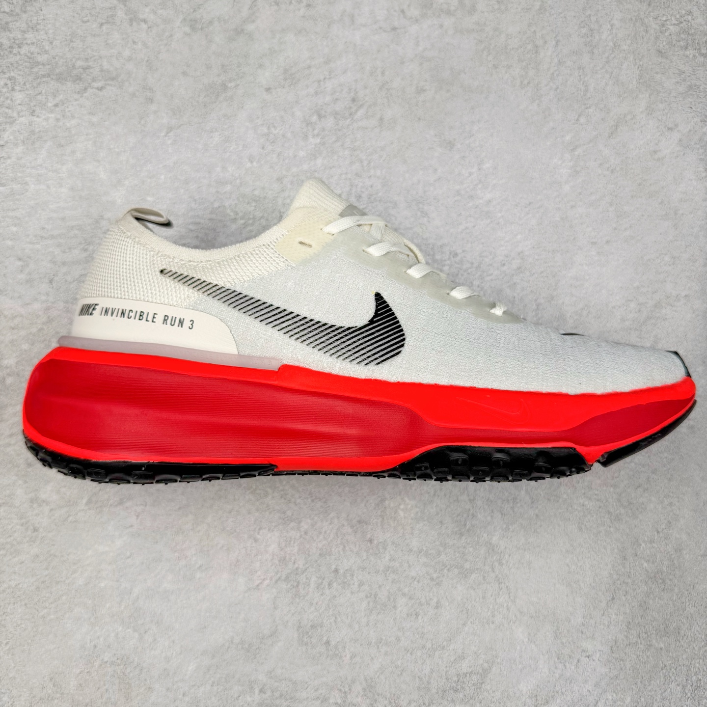 ＃福利特价 NK ZoomX Invincible Run Flyknit FK3 不可战胜3代系列轻量飞织低帮休闲运动慢跑鞋 此鞋专为短跑运动员而生 是为 5 至 10 公里距离的赛事和训练打造 整体设计采用流线型的轻质工程网眼材质构成鞋面 并与其他 Running 旗舰鞋款同样搭载全脚掌 ZoomX 缓冲中底 搭配 Pebax 物料与橡胶外底 ZoomX StreakFly 首发配色以Prototype呈现 其灵感是来自开发期间的磨损测试 透过编号的标记与内侧的预期跑步距离突出研发过程 尺码：36 36.5 37.5 38 38.5 39 40 40.5 41 42 42.5 43 44 44.5 45-选品中心