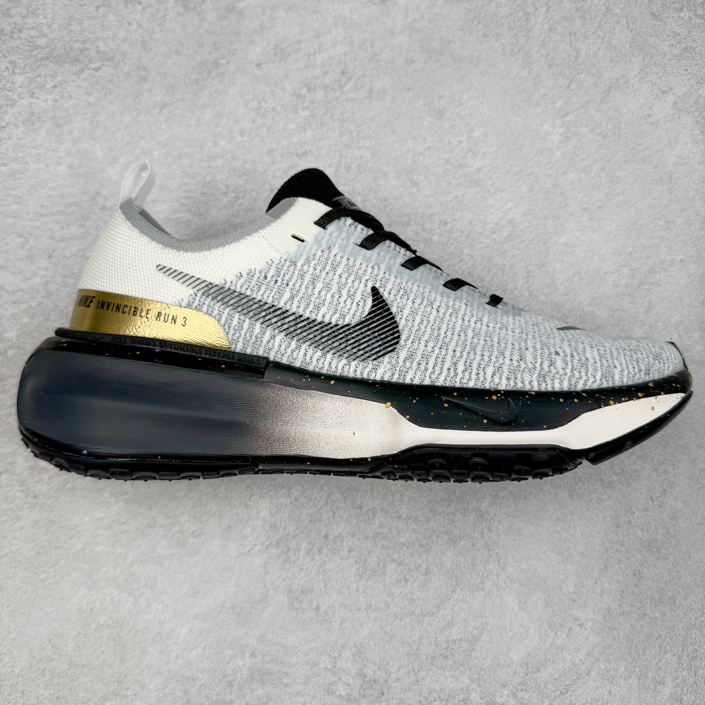 ＃福利特价 NK ZoomX Invincible Run Flyknit FK3 不可战胜3代系列轻量飞织低帮休闲运动慢跑鞋 此鞋专为短跑运动员而生 是为 5 至 10 公里距离的赛事和训练打造 整体设计采用流线型的轻质工程网眼材质构成鞋面 并与其他 Running 旗舰鞋款同样搭载全脚掌 ZoomX 缓冲中底 搭配 Pebax 物料与橡胶外底 ZoomX StreakFly 首发配色以Prototype呈现 其灵感是来自开发期间的磨损测试 透过编号的标记与内侧的预期跑步距离突出研发过程 尺码：36 36.5 37.5 38 38.5 39 40 40.5 41 42 42.5 43 44 44.5 45-选品中心