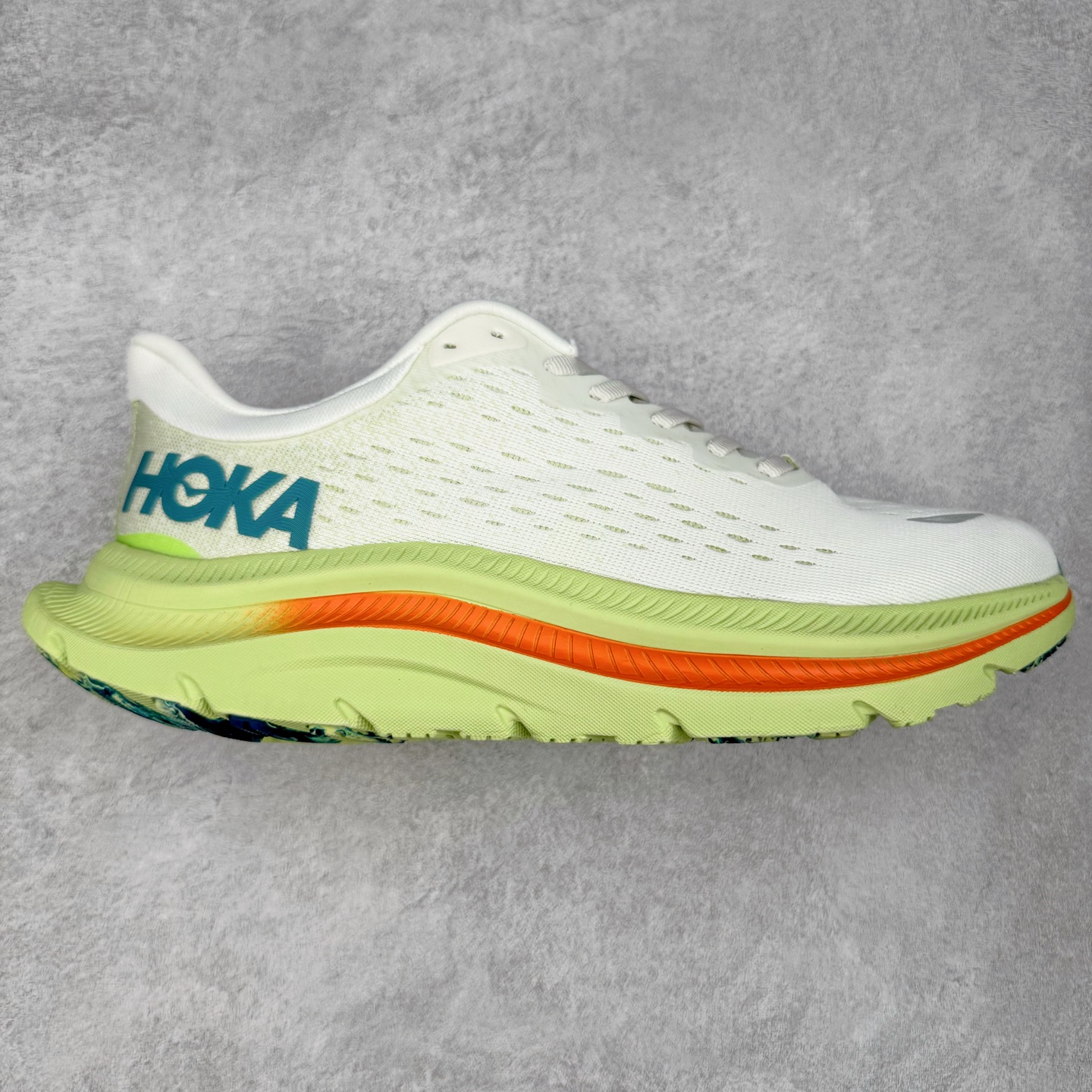 HOKA ONE ONE Kawana 运动鞋 设计采用再生植物纤维网纱制成独特的新型鞋面 工程网纱鞋面柔软透气 搭载 HOKA 标志性缓震中底 提供贴合脚感的同时 还带来有力的支撑 可以在不同速度下兼顾耐久性 是跑步新手和运动爱好者在多场景跑步、运动健身和日常通勤时的不二之选 前后掌 5mm 落差的缓震中底与凹槽设计外底结合速度型滚动平衡技术 可在步伐转换的过程中确保平稳过渡 加长版鞋跟和符合人体工学的跟腱部结构赋予运动爱好者轻盈舒适的脚感 KAWANA 以备受追捧的 MACH 4 作为灵感之源 鞋跟处的 SwallowTail™ 几何造型可在落地时缔造流畅稳定的步态 得以实现柔韧保护 后跟延伸而出的鞋提方便穿脱 全方位提升了整双鞋的穿着体验 尺码：36 36.5 37.5 38 38.5 39 40 40.5 41 42 42.5 43 44 44.5 45-选品中心
