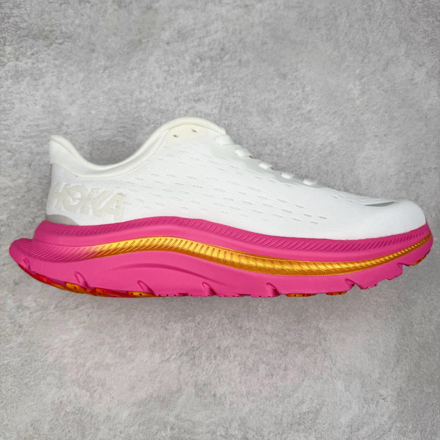 HOKA ONE ONE Kawana 运动鞋 设计采用再生植物纤维网纱制成独特的新型鞋面 工程网纱鞋面柔软透气 搭载 HOKA 标志性缓震中底 提供贴合脚感的同时 还带来有力的支撑 可以在不同速度下兼顾耐久性 是跑步新手和运动爱好者在多场景跑步、运动健身和日常通勤时的不二之选 前后掌 5mm 落差的缓震中底与凹槽设计外底结合速度型滚动平衡技术 可在步伐转换的过程中确保平稳过渡 加长版鞋跟和符合人体工学的跟腱部结构赋予运动爱好者轻盈舒适的脚感 KAWANA 以备受追捧的 MACH 4 作为灵感之源 鞋跟处的 SwallowTail™ 几何造型可在落地时缔造流畅稳定的步态 得以实现柔韧保护 后跟延伸而出的鞋提方便穿脱 全方位提升了整双鞋的穿着体验 尺码：36 36.5 37.5 38 38.5 39 40 40.5 41 42 42.5 43 44 44.5 45-选品中心