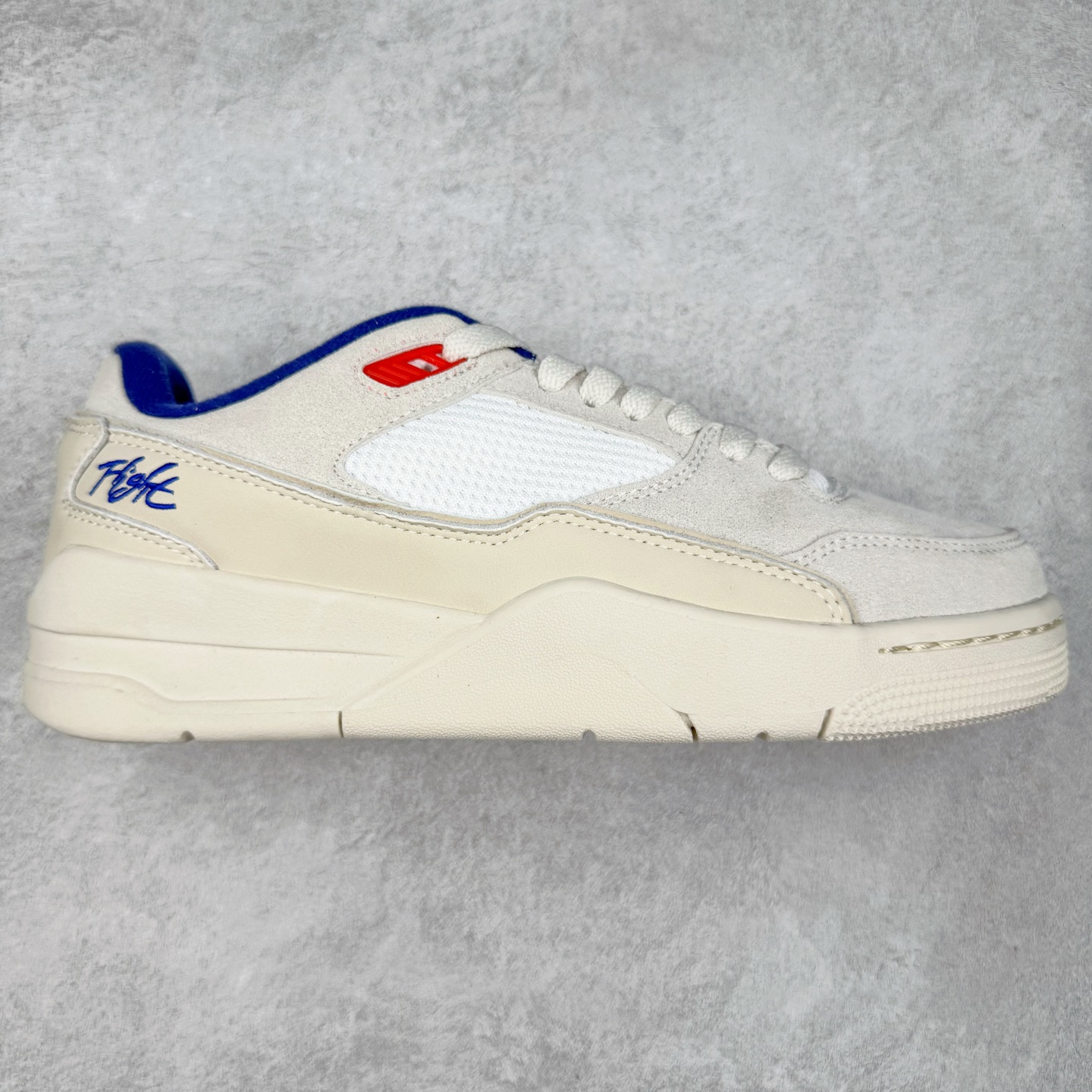 图片[9]-Air Jordan AJ Flight Court 乔丹低帮复古篮球鞋 设计简约又不失复古韵味鞋内的鞋垫柔软且有弹性 能够很好地缓冲落地时的冲击力鞋面的材质贴合脚部 鞋底的纹路设计合理 抓地力很强 尺码： 36 36.5 37.5 38 38.5 39 40 40.5 41 42 42.5 43 44 45 46 47 47.5-选品中心