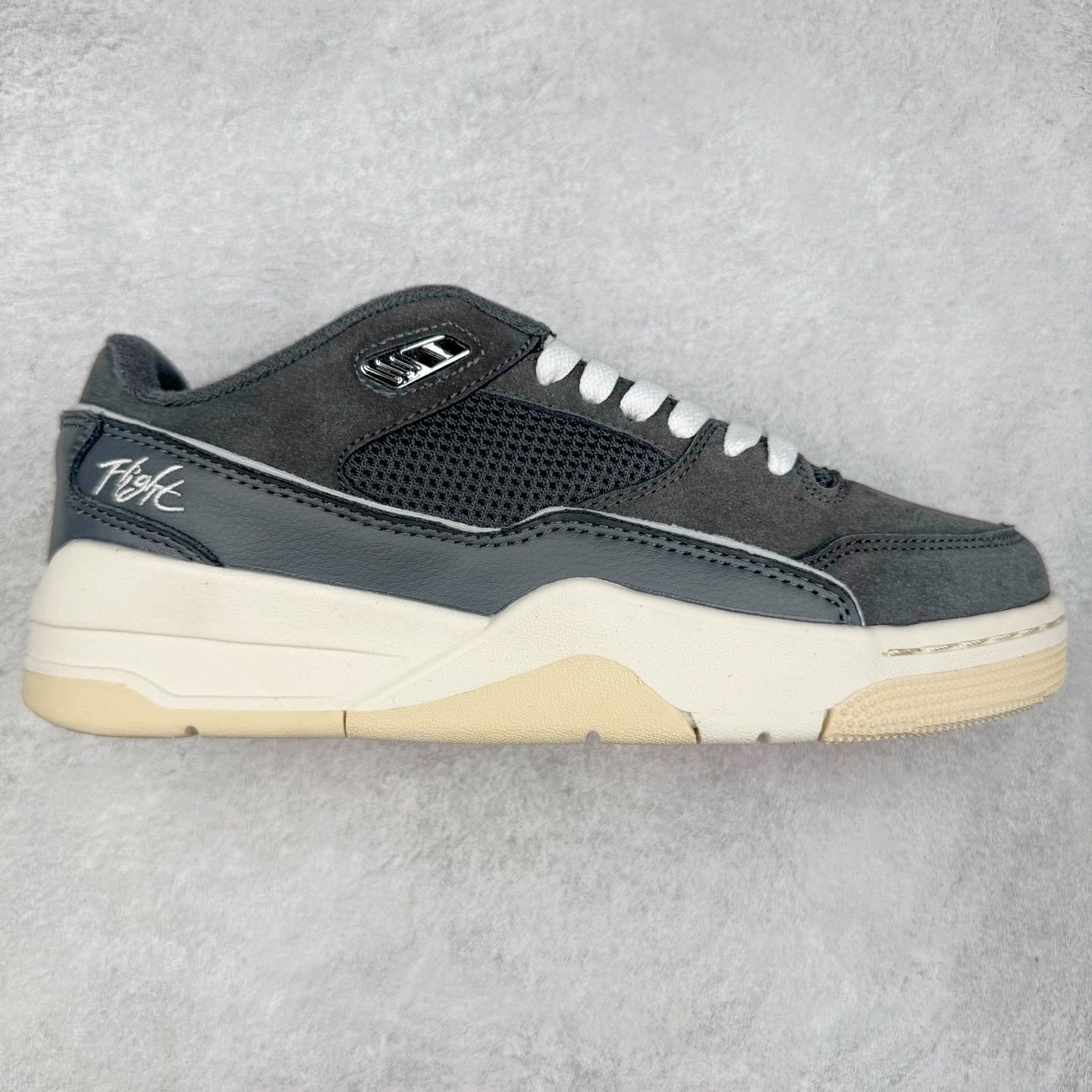 图片[3]-Air Jordan AJ Flight Court 乔丹低帮复古篮球鞋 设计简约又不失复古韵味鞋内的鞋垫柔软且有弹性 能够很好地缓冲落地时的冲击力鞋面的材质贴合脚部 鞋底的纹路设计合理 抓地力很强 尺码： 36 36.5 37.5 38 38.5 39 40 40.5 41 42 42.5 43 44 45 46 47 47.5-选品中心