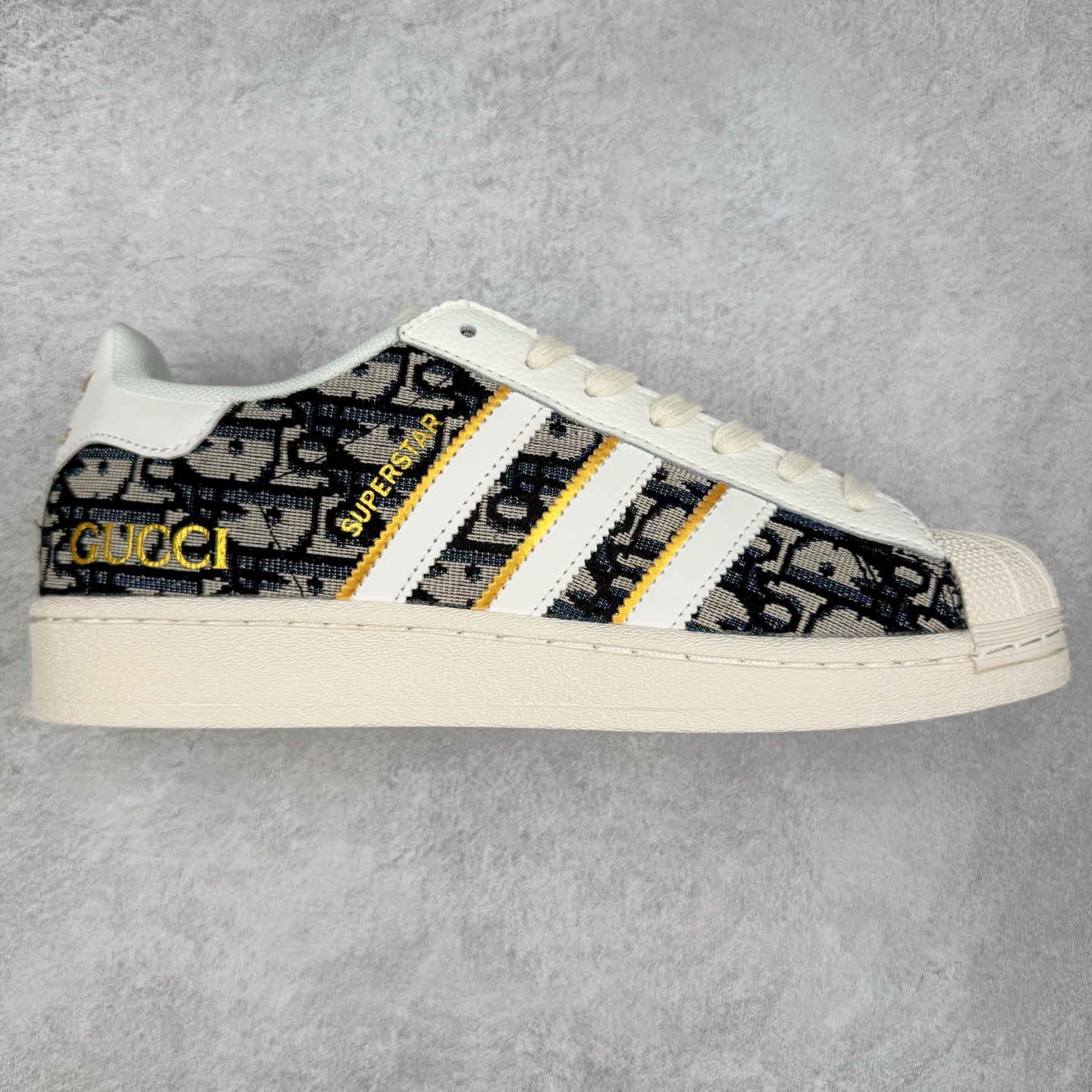 图片[5]-AD Originals Superstar 经典复古贝壳头板鞋 诞生于1969年 是第一双将全皮面鞋 身与橡胶鞋头结合在一起的低帮篮球鞋 Superstar最开始 是作为高帮篮球鞋Pro Model的低帮版本而出现的 但因为其独特和醒目的橡胶鞋头造型而让大家熟知 被大家形象地称为\\\”shelltoe\\\”贝壳头 在70年代的美国职业篮球场上 接近3/4的NBA球员都将这双Superstar作为场上用鞋 80年代之后 经过不断的改良和发展 Superstar逐渐成为横跨时装、音乐、街头文化、休闲和运动等各大领域的时尚潮鞋 尺码：36 36.5 37 38 38.5 39 40 40.5 41 42 42.5 43 44 44.5 45-选品中心