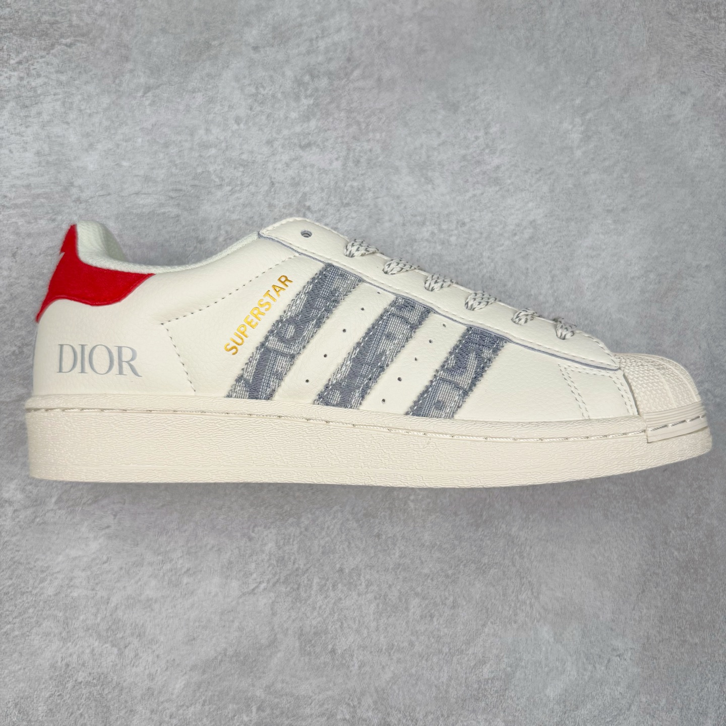 图片[2]-AD Originals Superstar 经典复古贝壳头板鞋 诞生于1969年 是第一双将全皮面鞋 身与橡胶鞋头结合在一起的低帮篮球鞋 Superstar最开始 是作为高帮篮球鞋Pro Model的低帮版本而出现的 但因为其独特和醒目的橡胶鞋头造型而让大家熟知 被大家形象地称为\\\”shelltoe\\\”贝壳头 在70年代的美国职业篮球场上 接近3/4的NBA球员都将这双Superstar作为场上用鞋 80年代之后 经过不断的改良和发展 Superstar逐渐成为横跨时装、音乐、街头文化、休闲和运动等各大领域的时尚潮鞋 尺码：36 36.5 37 38 38.5 39 40 40.5 41 42 42.5 43 44 44.5 45-选品中心