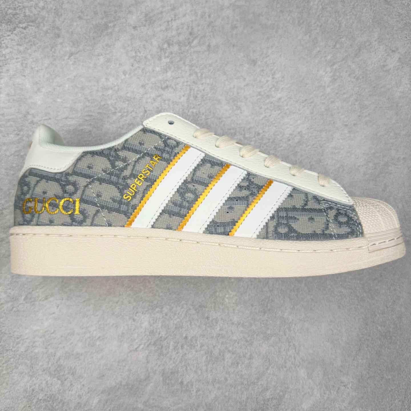 图片[3]-AD Originals Superstar 经典复古贝壳头板鞋 诞生于1969年 是第一双将全皮面鞋 身与橡胶鞋头结合在一起的低帮篮球鞋 Superstar最开始 是作为高帮篮球鞋Pro Model的低帮版本而出现的 但因为其独特和醒目的橡胶鞋头造型而让大家熟知 被大家形象地称为\\\”shelltoe\\\”贝壳头 在70年代的美国职业篮球场上 接近3/4的NBA球员都将这双Superstar作为场上用鞋 80年代之后 经过不断的改良和发展 Superstar逐渐成为横跨时装、音乐、街头文化、休闲和运动等各大领域的时尚潮鞋 尺码：36 36.5 37 38 38.5 39 40 40.5 41 42 42.5 43 44 44.5 45-选品中心