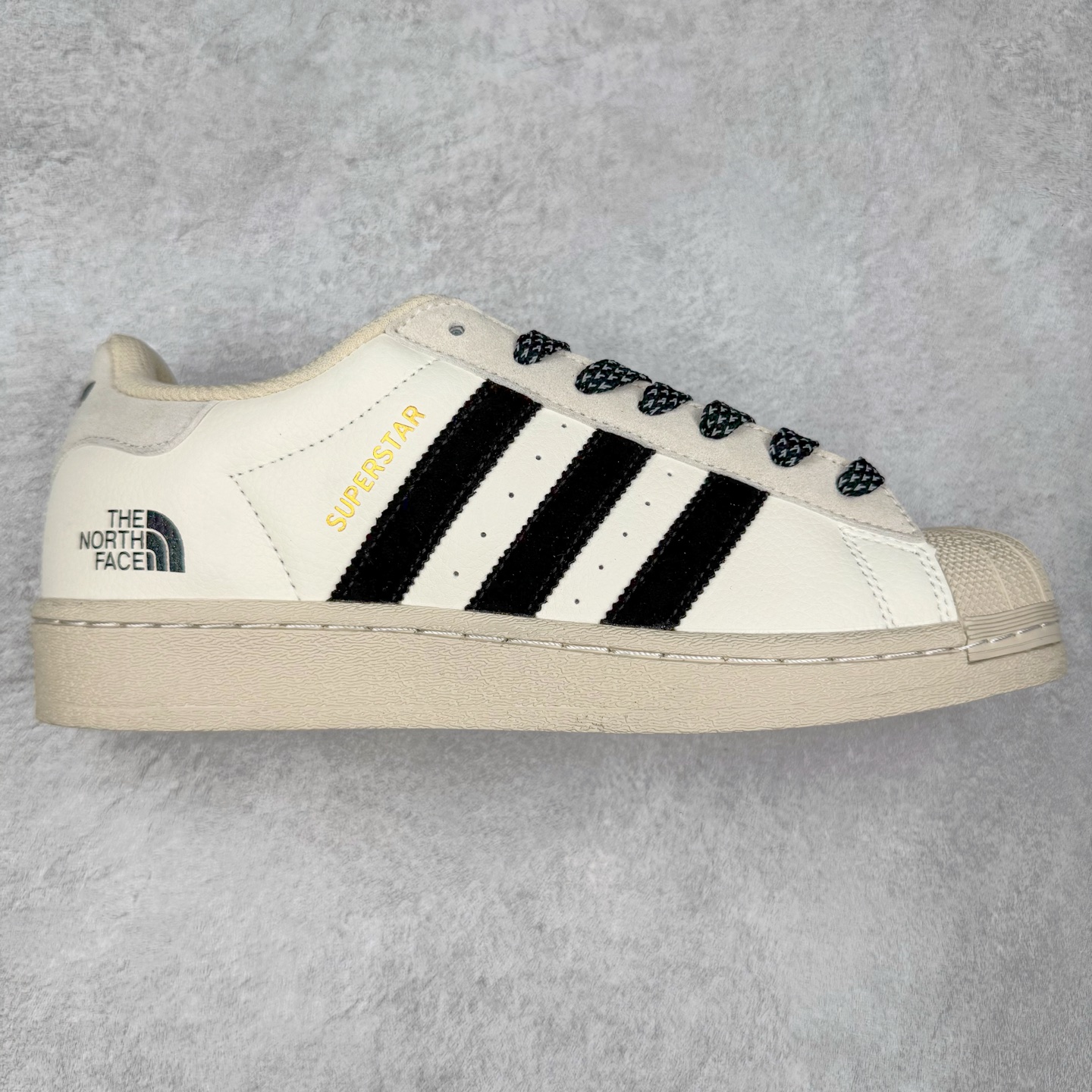 图片[6]-AD Originals Superstar 经典复古贝壳头板鞋 诞生于1969年 是第一双将全皮面鞋 身与橡胶鞋头结合在一起的低帮篮球鞋 Superstar最开始 是作为高帮篮球鞋Pro Model的低帮版本而出现的 但因为其独特和醒目的橡胶鞋头造型而让大家熟知 被大家形象地称为\\\”shelltoe\\\”贝壳头 在70年代的美国职业篮球场上 接近3/4的NBA球员都将这双Superstar作为场上用鞋 80年代之后 经过不断的改良和发展 Superstar逐渐成为横跨时装、音乐、街头文化、休闲和运动等各大领域的时尚潮鞋 尺码：36 36.5 37 38 38.5 39 40 40.5 41 42 42.5 43 44 44.5 45-选品中心