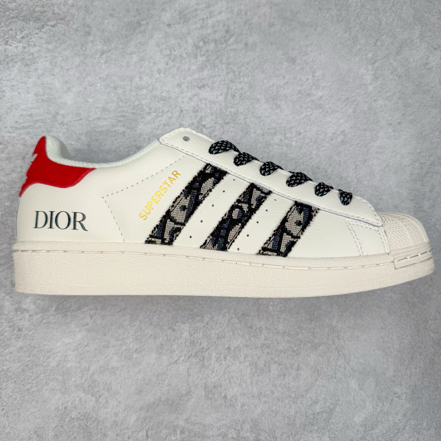 图片[4]-AD Originals Superstar 经典复古贝壳头板鞋 诞生于1969年 是第一双将全皮面鞋 身与橡胶鞋头结合在一起的低帮篮球鞋 Superstar最开始 是作为高帮篮球鞋Pro Model的低帮版本而出现的 但因为其独特和醒目的橡胶鞋头造型而让大家熟知 被大家形象地称为\\\”shelltoe\\\”贝壳头 在70年代的美国职业篮球场上 接近3/4的NBA球员都将这双Superstar作为场上用鞋 80年代之后 经过不断的改良和发展 Superstar逐渐成为横跨时装、音乐、街头文化、休闲和运动等各大领域的时尚潮鞋 尺码：36 36.5 37 38 38.5 39 40 40.5 41 42 42.5 43 44 44.5 45-选品中心