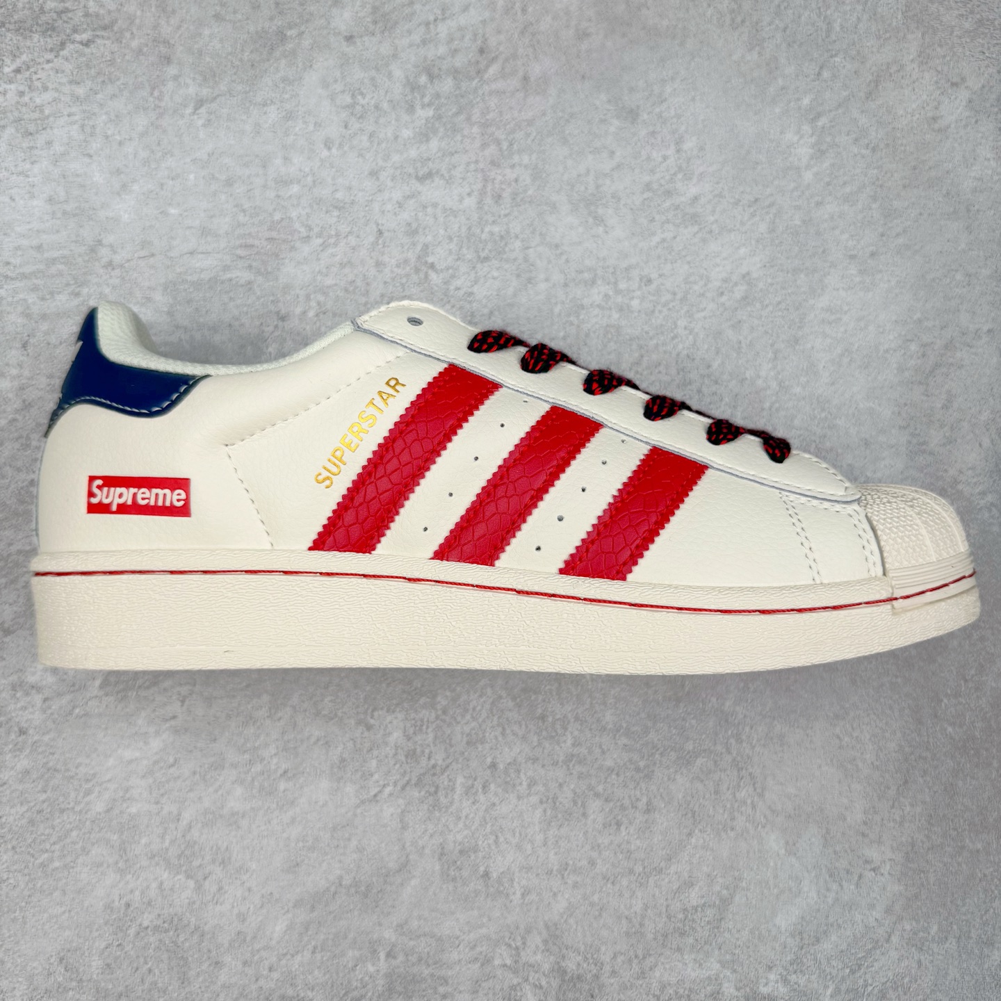 AD Originals Superstar 经典复古贝壳头板鞋 诞生于1969年 是第一双将全皮面鞋 身与橡胶鞋头结合在一起的低帮篮球鞋 Superstar最开始 是作为高帮篮球鞋Pro Model的低帮版本而出现的 但因为其独特和醒目的橡胶鞋头造型而让大家熟知 被大家形象地称为\\\”shelltoe\\\”贝壳头 在70年代的美国职业篮球场上 接近3/4的NBA球员都将这双Superstar作为场上用鞋 80年代之后 经过不断的改良和发展 Superstar逐渐成为横跨时装、音乐、街头文化、休闲和运动等各大领域的时尚潮鞋 尺码：36 36.5 37 38 38.5 39 40 40.5 41 42 42.5 43 44 44.5 45-选品中心