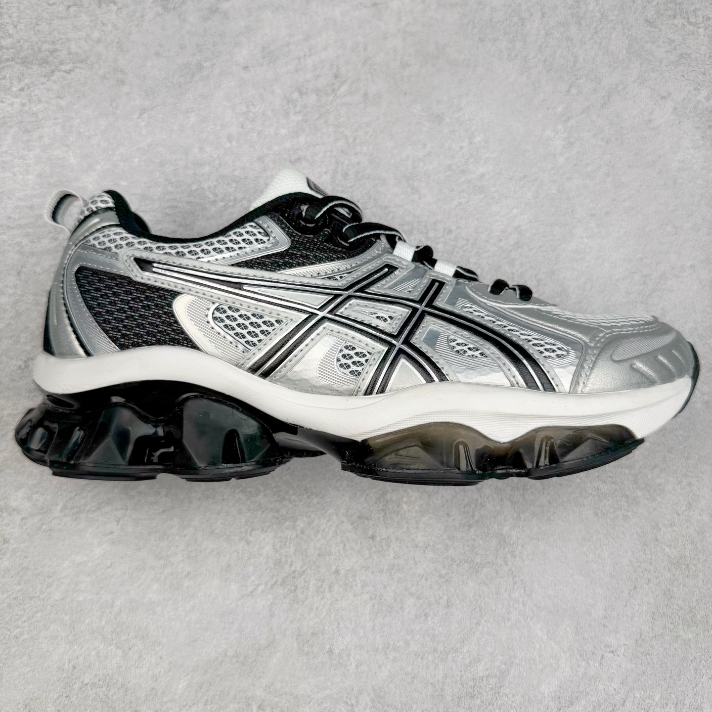 ASICS Gel-Quantum Kinetic 亚瑟士量子动能系列轻量全掌硅胶缓震休闲运动跑步鞋 ASICS以其独特匠心与科技魅力持续在运动鞋领域掀起新风尚今春二月GEL-Quantum Kinetic系列再度破茧而出携两款全新配色震撼回归倾力演绎运动潮流的无限可能 凝聚了卓越的科技创新与深厚的设计底蕴搭载先进的GEL缓震科技将每一次冲击力转化为平稳推进的动力为你提供前所未有的舒适体验与卓越的缓震保护性能 巧妙融合时尚元素与运动美学无论在街头还是赛道诠释不同情感与态度彰显独一无二的时尚运动风格尺码：36 37 37.5 38 39 39.5 40 40.5 41.5 42 42.5 43.5 44 44.5 45-选品中心