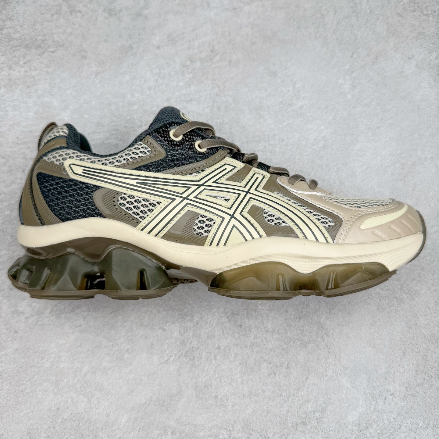 ASICS Gel-Quantum Kinetic 亚瑟士量子动能系列轻量全掌硅胶缓震休闲运动跑步鞋 ASICS以其独特匠心与科技魅力持续在运动鞋领域掀起新风尚今春二月GEL-Quantum Kinetic系列再度破茧而出携两款全新配色震撼回归倾力演绎运动潮流的无限可能 凝聚了卓越的科技创新与深厚的设计底蕴搭载先进的GEL缓震科技将每一次冲击力转化为平稳推进的动力为你提供前所未有的舒适体验与卓越的缓震保护性能 巧妙融合时尚元素与运动美学无论在街头还是赛道诠释不同情感与态度彰显独一无二的时尚运动风格尺码：36 37 37.5 38 39 39.5 40 40.5 41.5 42 42.5 43.5 44 44.5 45-选品中心