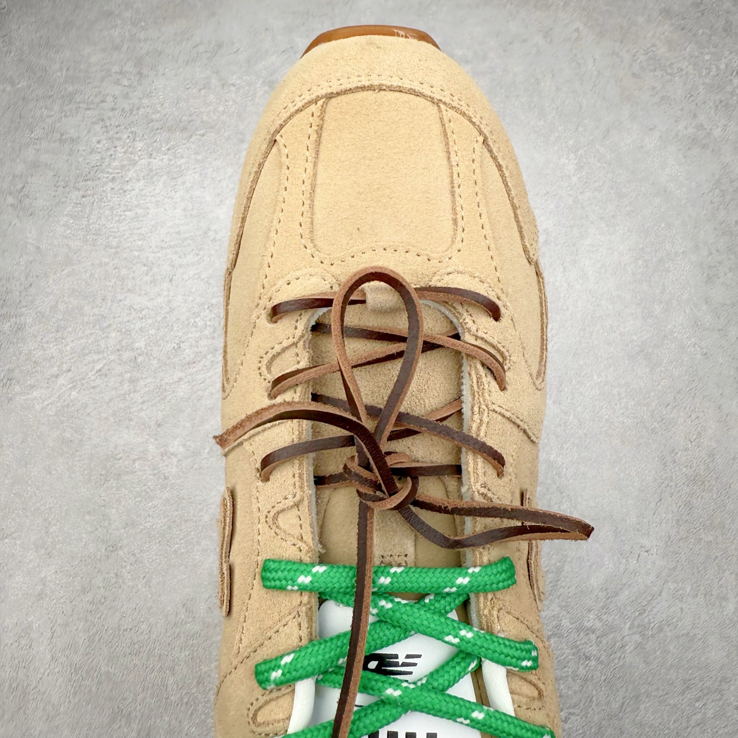 图片[4]-＃福利特价 MiuMiu x New Balance NB530 SL缪缪联名系列低帮经典复古休闲运动慢跑鞋 近几年运动品牌与各大潮流品牌不断推出联名产品，在球鞋圈拥有极高的热度。此外，奢侈品牌和运动品牌联名也早已非新鲜事，继 Dior 和 Jordan Brand 以及 Prada 和 adidas 合作后。近日，Miu Miu与New Balance的合作基本已经成为定番，每年都会上新，而近期的最新联名也已经正式曝光，预计会在24年春夏面世！相比之前两次使用的574，这次Miu Miu带来了全新风格。采用了全新型号MR530进行设计，继续使用复古的旧化效果和去年就被带火的美拉德配色打造。Miu Miu作为千禧文化的重要推手，这次也是直接挑选了New Balance 2000年代时发布的健身跑鞋MR530。整体做旧效果非常明显，甚至有些二手鞋的感觉，多少是有点瘦巴黎世家影响了……配色方面将会推出米色和棕色两种颜色可供选择，整体覆盖了做旧麂皮，鞋舌和鞋垫和之前一致，有Miu Miu的Logo，同时搭配皮革和棉质双鞋带组成。尺码：35.5 36 37 37.5 38 38.5 39.5 40 40.5 41.5 42 42.5 43.5 44 45-选品中心