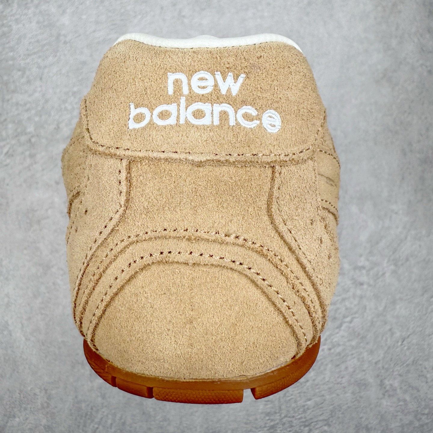 图片[8]-＃福利特价 MiuMiu x New Balance NB530 SL缪缪联名系列低帮经典复古休闲运动慢跑鞋 近几年运动品牌与各大潮流品牌不断推出联名产品，在球鞋圈拥有极高的热度。此外，奢侈品牌和运动品牌联名也早已非新鲜事，继 Dior 和 Jordan Brand 以及 Prada 和 adidas 合作后。近日，Miu Miu与New Balance的合作基本已经成为定番，每年都会上新，而近期的最新联名也已经正式曝光，预计会在24年春夏面世！相比之前两次使用的574，这次Miu Miu带来了全新风格。采用了全新型号MR530进行设计，继续使用复古的旧化效果和去年就被带火的美拉德配色打造。Miu Miu作为千禧文化的重要推手，这次也是直接挑选了New Balance 2000年代时发布的健身跑鞋MR530。整体做旧效果非常明显，甚至有些二手鞋的感觉，多少是有点瘦巴黎世家影响了……配色方面将会推出米色和棕色两种颜色可供选择，整体覆盖了做旧麂皮，鞋舌和鞋垫和之前一致，有Miu Miu的Logo，同时搭配皮革和棉质双鞋带组成。尺码：35.5 36 37 37.5 38 38.5 39.5 40 40.5 41.5 42 42.5 43.5 44 45-选品中心