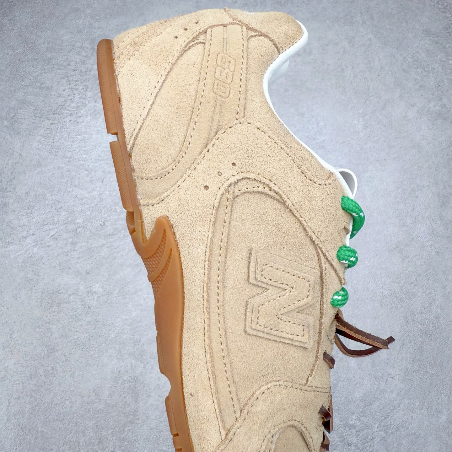 图片[6]-＃福利特价 MiuMiu x New Balance NB530 SL缪缪联名系列低帮经典复古休闲运动慢跑鞋 近几年运动品牌与各大潮流品牌不断推出联名产品，在球鞋圈拥有极高的热度。此外，奢侈品牌和运动品牌联名也早已非新鲜事，继 Dior 和 Jordan Brand 以及 Prada 和 adidas 合作后。近日，Miu Miu与New Balance的合作基本已经成为定番，每年都会上新，而近期的最新联名也已经正式曝光，预计会在24年春夏面世！相比之前两次使用的574，这次Miu Miu带来了全新风格。采用了全新型号MR530进行设计，继续使用复古的旧化效果和去年就被带火的美拉德配色打造。Miu Miu作为千禧文化的重要推手，这次也是直接挑选了New Balance 2000年代时发布的健身跑鞋MR530。整体做旧效果非常明显，甚至有些二手鞋的感觉，多少是有点瘦巴黎世家影响了……配色方面将会推出米色和棕色两种颜色可供选择，整体覆盖了做旧麂皮，鞋舌和鞋垫和之前一致，有Miu Miu的Logo，同时搭配皮革和棉质双鞋带组成。尺码：35.5 36 37 37.5 38 38.5 39.5 40 40.5 41.5 42 42.5 43.5 44 45-选品中心