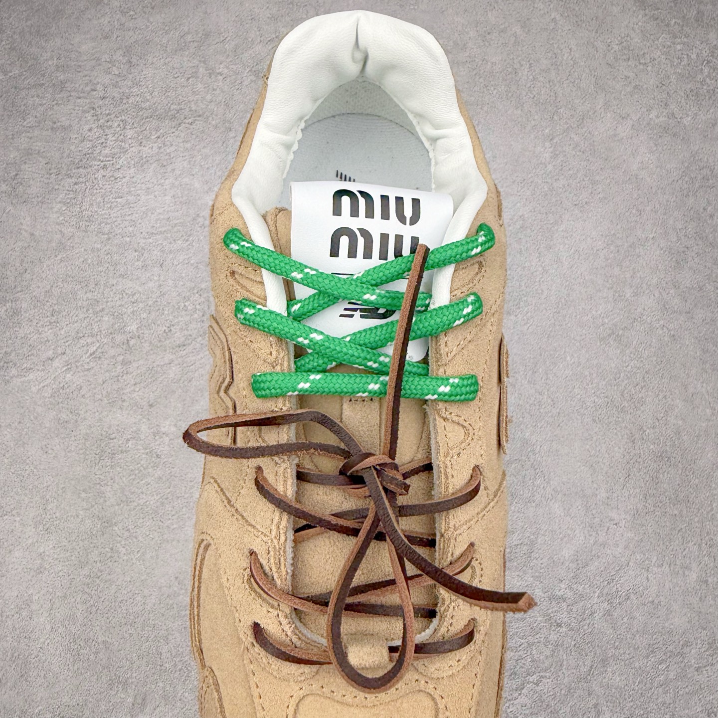 图片[5]-＃福利特价 MiuMiu x New Balance NB530 SL缪缪联名系列低帮经典复古休闲运动慢跑鞋 近几年运动品牌与各大潮流品牌不断推出联名产品，在球鞋圈拥有极高的热度。此外，奢侈品牌和运动品牌联名也早已非新鲜事，继 Dior 和 Jordan Brand 以及 Prada 和 adidas 合作后。近日，Miu Miu与New Balance的合作基本已经成为定番，每年都会上新，而近期的最新联名也已经正式曝光，预计会在24年春夏面世！相比之前两次使用的574，这次Miu Miu带来了全新风格。采用了全新型号MR530进行设计，继续使用复古的旧化效果和去年就被带火的美拉德配色打造。Miu Miu作为千禧文化的重要推手，这次也是直接挑选了New Balance 2000年代时发布的健身跑鞋MR530。整体做旧效果非常明显，甚至有些二手鞋的感觉，多少是有点瘦巴黎世家影响了……配色方面将会推出米色和棕色两种颜色可供选择，整体覆盖了做旧麂皮，鞋舌和鞋垫和之前一致，有Miu Miu的Logo，同时搭配皮革和棉质双鞋带组成。尺码：35.5 36 37 37.5 38 38.5 39.5 40 40.5 41.5 42 42.5 43.5 44 45-选品中心