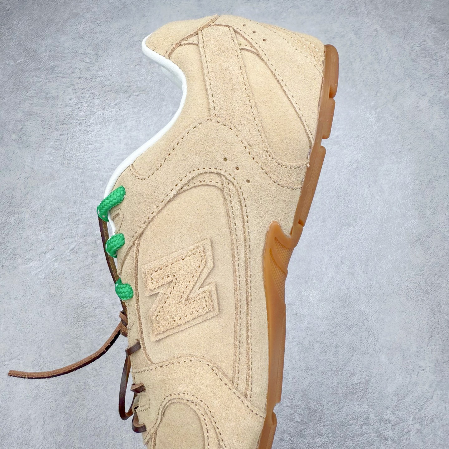 图片[7]-＃福利特价 MiuMiu x New Balance NB530 SL缪缪联名系列低帮经典复古休闲运动慢跑鞋 近几年运动品牌与各大潮流品牌不断推出联名产品，在球鞋圈拥有极高的热度。此外，奢侈品牌和运动品牌联名也早已非新鲜事，继 Dior 和 Jordan Brand 以及 Prada 和 adidas 合作后。近日，Miu Miu与New Balance的合作基本已经成为定番，每年都会上新，而近期的最新联名也已经正式曝光，预计会在24年春夏面世！相比之前两次使用的574，这次Miu Miu带来了全新风格。采用了全新型号MR530进行设计，继续使用复古的旧化效果和去年就被带火的美拉德配色打造。Miu Miu作为千禧文化的重要推手，这次也是直接挑选了New Balance 2000年代时发布的健身跑鞋MR530。整体做旧效果非常明显，甚至有些二手鞋的感觉，多少是有点瘦巴黎世家影响了……配色方面将会推出米色和棕色两种颜色可供选择，整体覆盖了做旧麂皮，鞋舌和鞋垫和之前一致，有Miu Miu的Logo，同时搭配皮革和棉质双鞋带组成。尺码：35.5 36 37 37.5 38 38.5 39.5 40 40.5 41.5 42 42.5 43.5 44 45-选品中心