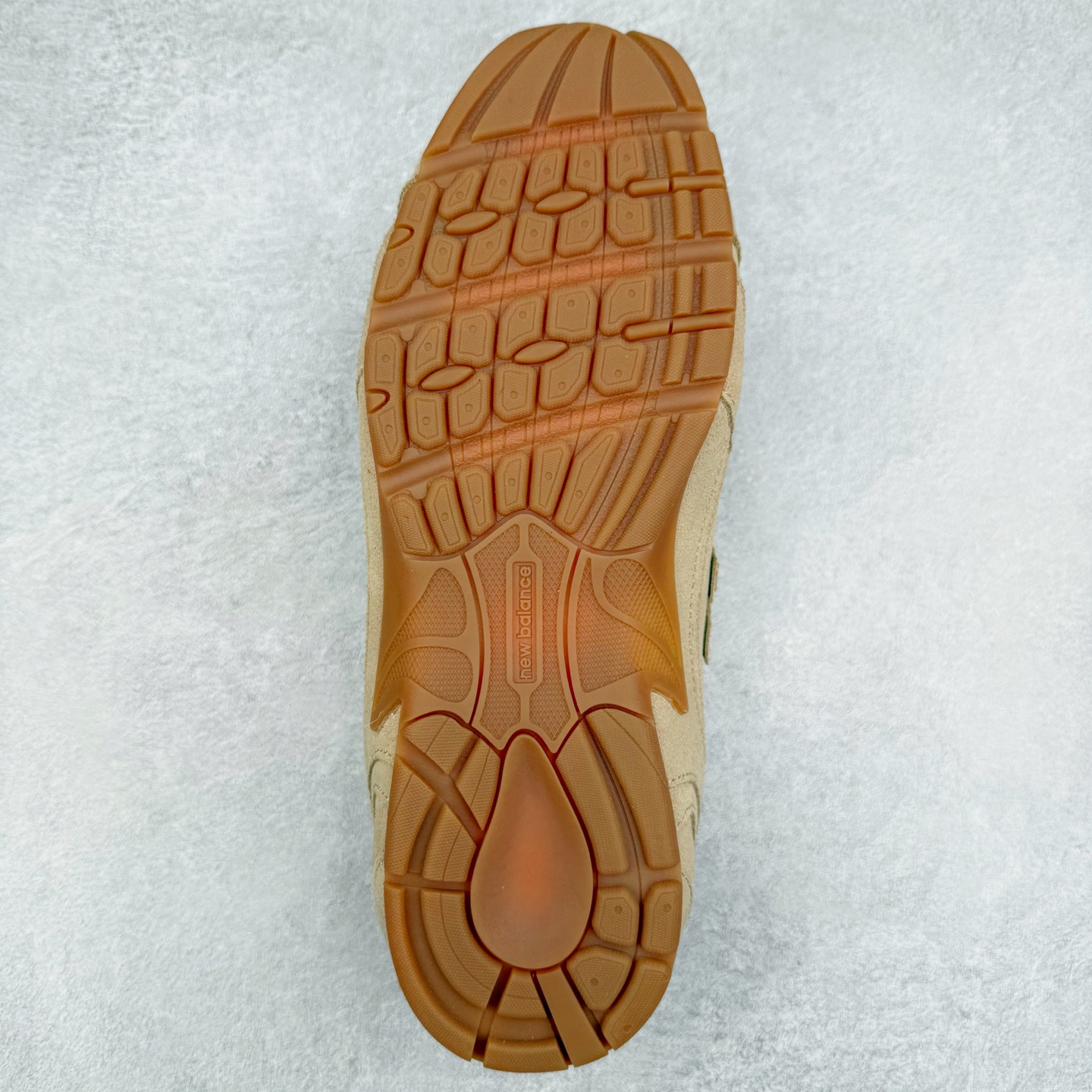 图片[9]-＃福利特价 MiuMiu x New Balance NB530 SL缪缪联名系列低帮经典复古休闲运动慢跑鞋 近几年运动品牌与各大潮流品牌不断推出联名产品，在球鞋圈拥有极高的热度。此外，奢侈品牌和运动品牌联名也早已非新鲜事，继 Dior 和 Jordan Brand 以及 Prada 和 adidas 合作后。近日，Miu Miu与New Balance的合作基本已经成为定番，每年都会上新，而近期的最新联名也已经正式曝光，预计会在24年春夏面世！相比之前两次使用的574，这次Miu Miu带来了全新风格。采用了全新型号MR530进行设计，继续使用复古的旧化效果和去年就被带火的美拉德配色打造。Miu Miu作为千禧文化的重要推手，这次也是直接挑选了New Balance 2000年代时发布的健身跑鞋MR530。整体做旧效果非常明显，甚至有些二手鞋的感觉，多少是有点瘦巴黎世家影响了……配色方面将会推出米色和棕色两种颜色可供选择，整体覆盖了做旧麂皮，鞋舌和鞋垫和之前一致，有Miu Miu的Logo，同时搭配皮革和棉质双鞋带组成。尺码：35.5 36 37 37.5 38 38.5 39.5 40 40.5 41.5 42 42.5 43.5 44 45-选品中心