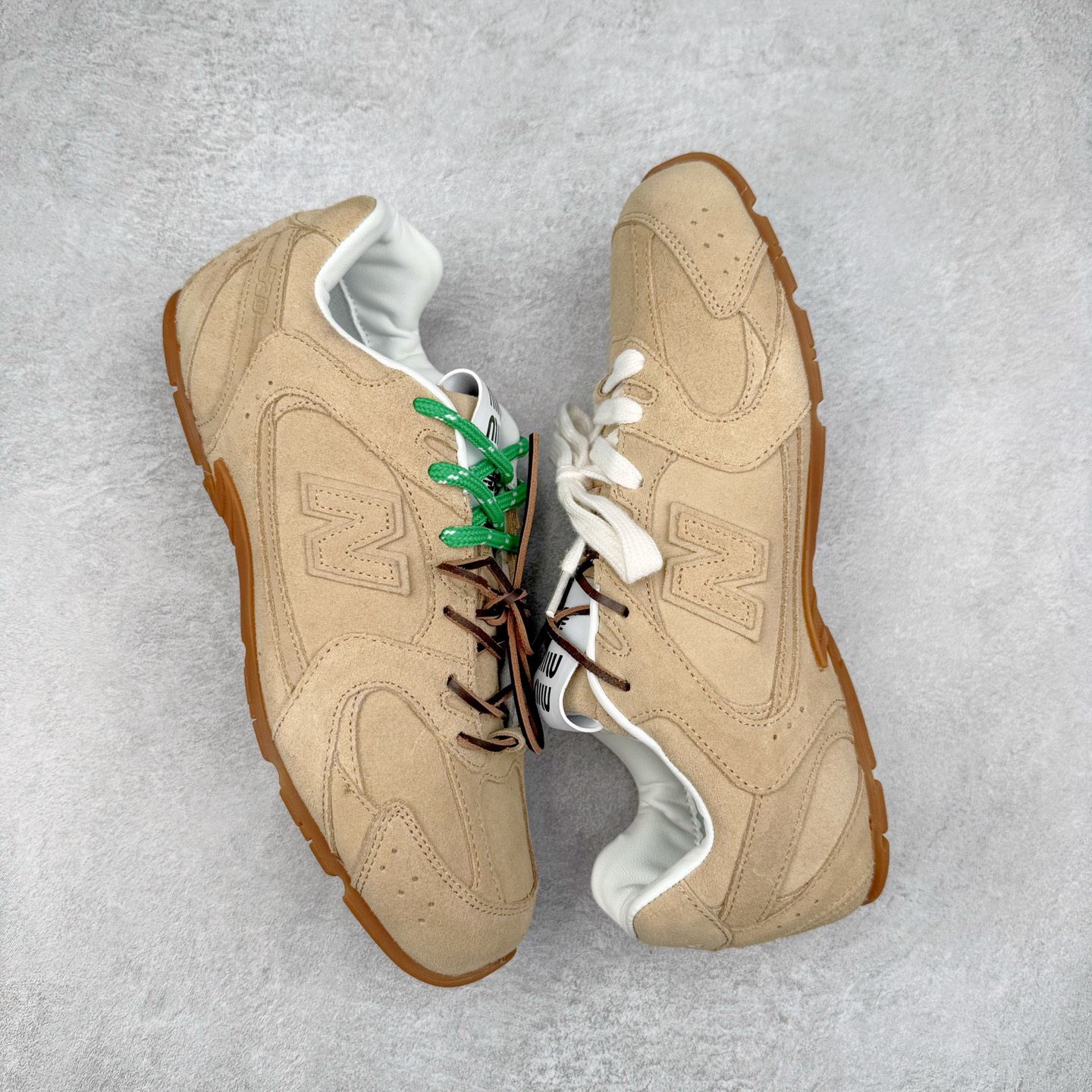 图片[3]-＃福利特价 MiuMiu x New Balance NB530 SL缪缪联名系列低帮经典复古休闲运动慢跑鞋 近几年运动品牌与各大潮流品牌不断推出联名产品，在球鞋圈拥有极高的热度。此外，奢侈品牌和运动品牌联名也早已非新鲜事，继 Dior 和 Jordan Brand 以及 Prada 和 adidas 合作后。近日，Miu Miu与New Balance的合作基本已经成为定番，每年都会上新，而近期的最新联名也已经正式曝光，预计会在24年春夏面世！相比之前两次使用的574，这次Miu Miu带来了全新风格。采用了全新型号MR530进行设计，继续使用复古的旧化效果和去年就被带火的美拉德配色打造。Miu Miu作为千禧文化的重要推手，这次也是直接挑选了New Balance 2000年代时发布的健身跑鞋MR530。整体做旧效果非常明显，甚至有些二手鞋的感觉，多少是有点瘦巴黎世家影响了……配色方面将会推出米色和棕色两种颜色可供选择，整体覆盖了做旧麂皮，鞋舌和鞋垫和之前一致，有Miu Miu的Logo，同时搭配皮革和棉质双鞋带组成。尺码：35.5 36 37 37.5 38 38.5 39.5 40 40.5 41.5 42 42.5 43.5 44 45-选品中心