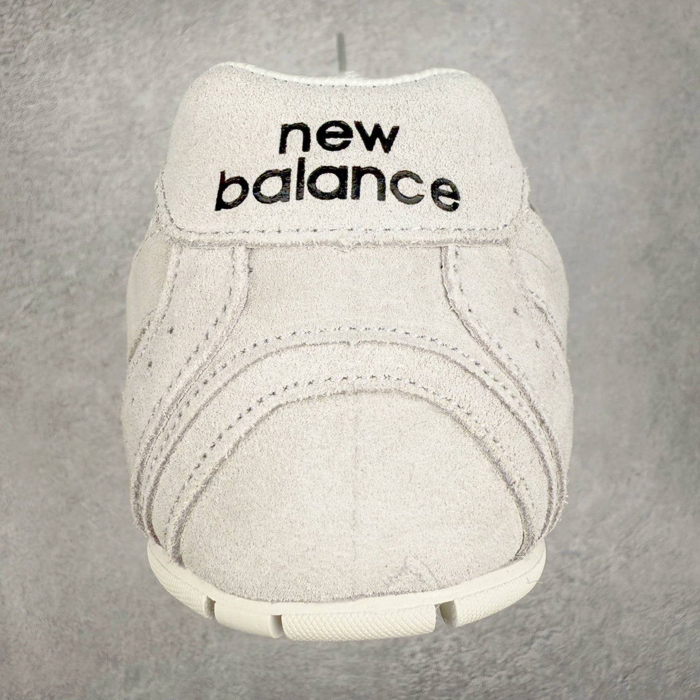 图片[8]-＃福利特价 MiuMiu x New Balance NB530 SL缪缪联名系列低帮经典复古休闲运动慢跑鞋 近几年运动品牌与各大潮流品牌不断推出联名产品，在球鞋圈拥有极高的热度。此外，奢侈品牌和运动品牌联名也早已非新鲜事，继 Dior 和 Jordan Brand 以及 Prada 和 adidas 合作后。近日，Miu Miu与New Balance的合作基本已经成为定番，每年都会上新，而近期的最新联名也已经正式曝光，预计会在24年春夏面世！相比之前两次使用的574，这次Miu Miu带来了全新风格。采用了全新型号MR530进行设计，继续使用复古的旧化效果和去年就被带火的美拉德配色打造。Miu Miu作为千禧文化的重要推手，这次也是直接挑选了New Balance 2000年代时发布的健身跑鞋MR530。整体做旧效果非常明显，甚至有些二手鞋的感觉，多少是有点瘦巴黎世家影响了……配色方面将会推出米色和棕色两种颜色可供选择，整体覆盖了做旧麂皮，鞋舌和鞋垫和之前一致，有Miu Miu的Logo，同时搭配皮革和棉质双鞋带组成。尺码：35.5 36 37 37.5 38 38.5 39.5 40 40.5 41.5 42 42.5 43.5 44 45-选品中心