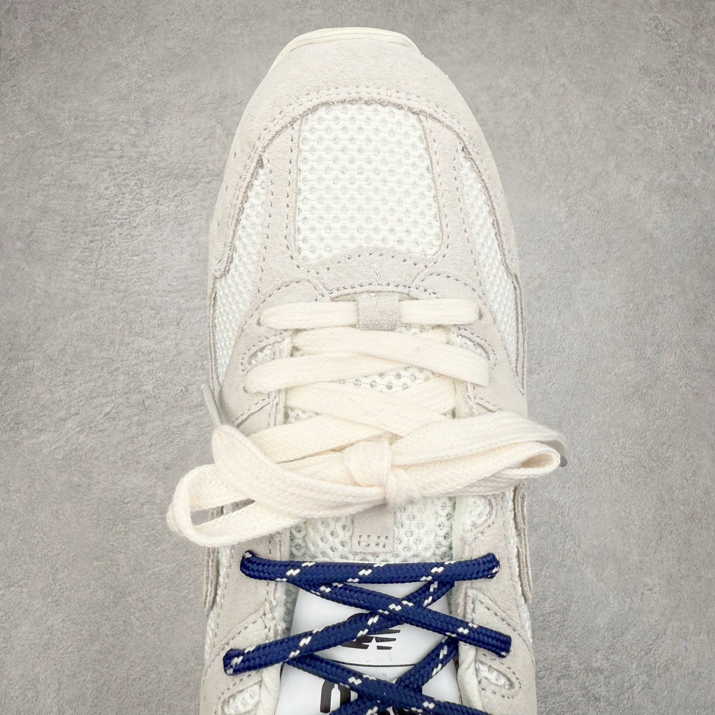 图片[4]-＃福利特价 MiuMiu x New Balance NB530 SL缪缪联名系列低帮经典复古休闲运动慢跑鞋 近几年运动品牌与各大潮流品牌不断推出联名产品，在球鞋圈拥有极高的热度。此外，奢侈品牌和运动品牌联名也早已非新鲜事，继 Dior 和 Jordan Brand 以及 Prada 和 adidas 合作后。近日，Miu Miu与New Balance的合作基本已经成为定番，每年都会上新，而近期的最新联名也已经正式曝光，预计会在24年春夏面世！相比之前两次使用的574，这次Miu Miu带来了全新风格。采用了全新型号MR530进行设计，继续使用复古的旧化效果和去年就被带火的美拉德配色打造。Miu Miu作为千禧文化的重要推手，这次也是直接挑选了New Balance 2000年代时发布的健身跑鞋MR530。整体做旧效果非常明显，甚至有些二手鞋的感觉，多少是有点瘦巴黎世家影响了……配色方面将会推出米色和棕色两种颜色可供选择，整体覆盖了做旧麂皮，鞋舌和鞋垫和之前一致，有Miu Miu的Logo，同时搭配皮革和棉质双鞋带组成。尺码：35.5 36 37 37.5 38 38.5 39.5 40 40.5 41.5 42 42.5 43.5 44 45-选品中心