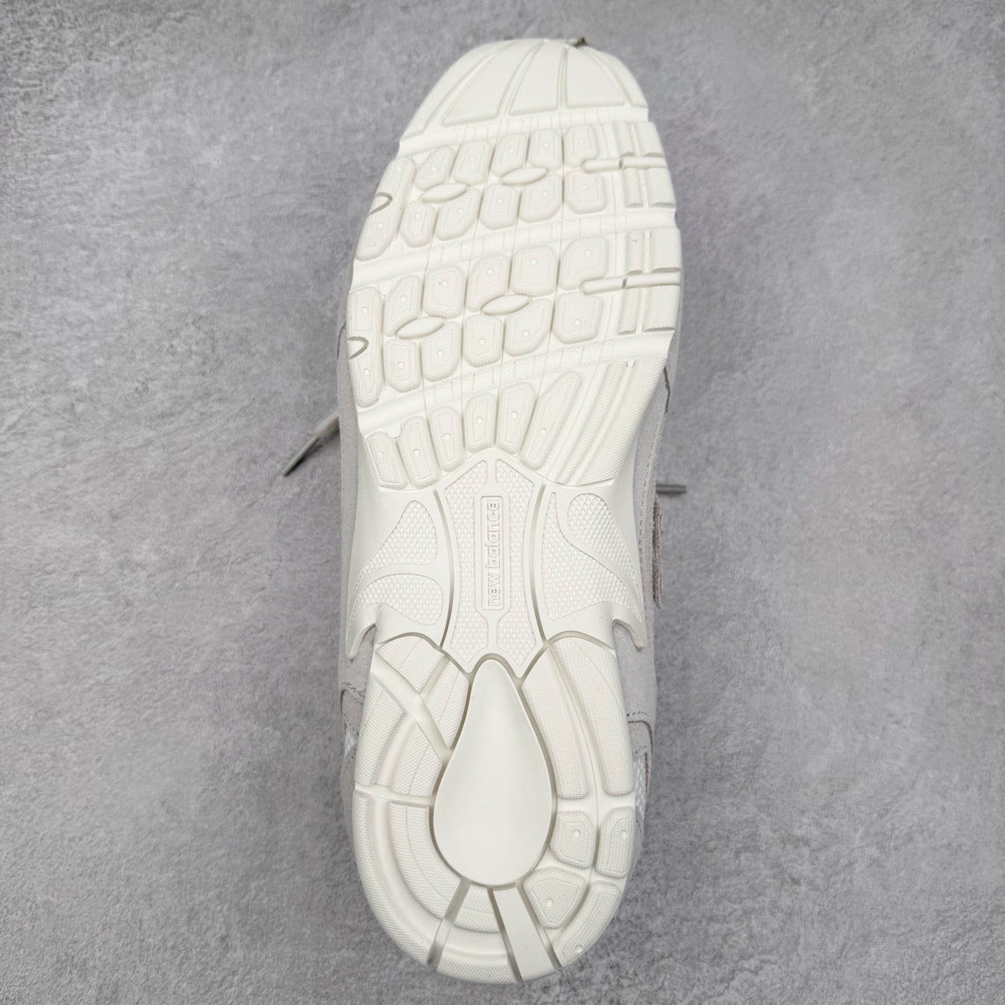 图片[9]-＃福利特价 MiuMiu x New Balance NB530 SL缪缪联名系列低帮经典复古休闲运动慢跑鞋 近几年运动品牌与各大潮流品牌不断推出联名产品，在球鞋圈拥有极高的热度。此外，奢侈品牌和运动品牌联名也早已非新鲜事，继 Dior 和 Jordan Brand 以及 Prada 和 adidas 合作后。近日，Miu Miu与New Balance的合作基本已经成为定番，每年都会上新，而近期的最新联名也已经正式曝光，预计会在24年春夏面世！相比之前两次使用的574，这次Miu Miu带来了全新风格。采用了全新型号MR530进行设计，继续使用复古的旧化效果和去年就被带火的美拉德配色打造。Miu Miu作为千禧文化的重要推手，这次也是直接挑选了New Balance 2000年代时发布的健身跑鞋MR530。整体做旧效果非常明显，甚至有些二手鞋的感觉，多少是有点瘦巴黎世家影响了……配色方面将会推出米色和棕色两种颜色可供选择，整体覆盖了做旧麂皮，鞋舌和鞋垫和之前一致，有Miu Miu的Logo，同时搭配皮革和棉质双鞋带组成。尺码：35.5 36 37 37.5 38 38.5 39.5 40 40.5 41.5 42 42.5 43.5 44 45-选品中心