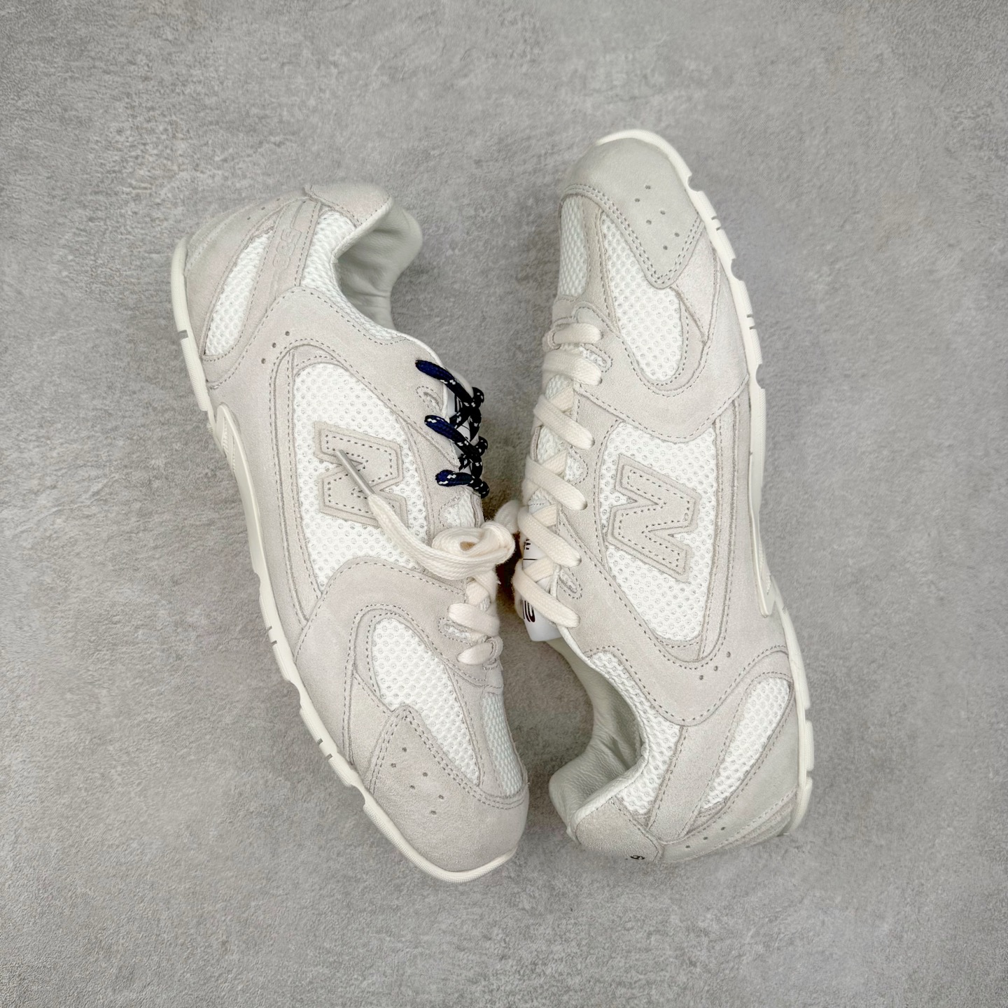 图片[3]-＃福利特价 MiuMiu x New Balance NB530 SL缪缪联名系列低帮经典复古休闲运动慢跑鞋 近几年运动品牌与各大潮流品牌不断推出联名产品，在球鞋圈拥有极高的热度。此外，奢侈品牌和运动品牌联名也早已非新鲜事，继 Dior 和 Jordan Brand 以及 Prada 和 adidas 合作后。近日，Miu Miu与New Balance的合作基本已经成为定番，每年都会上新，而近期的最新联名也已经正式曝光，预计会在24年春夏面世！相比之前两次使用的574，这次Miu Miu带来了全新风格。采用了全新型号MR530进行设计，继续使用复古的旧化效果和去年就被带火的美拉德配色打造。Miu Miu作为千禧文化的重要推手，这次也是直接挑选了New Balance 2000年代时发布的健身跑鞋MR530。整体做旧效果非常明显，甚至有些二手鞋的感觉，多少是有点瘦巴黎世家影响了……配色方面将会推出米色和棕色两种颜色可供选择，整体覆盖了做旧麂皮，鞋舌和鞋垫和之前一致，有Miu Miu的Logo，同时搭配皮革和棉质双鞋带组成。尺码：35.5 36 37 37.5 38 38.5 39.5 40 40.5 41.5 42 42.5 43.5 44 45-选品中心