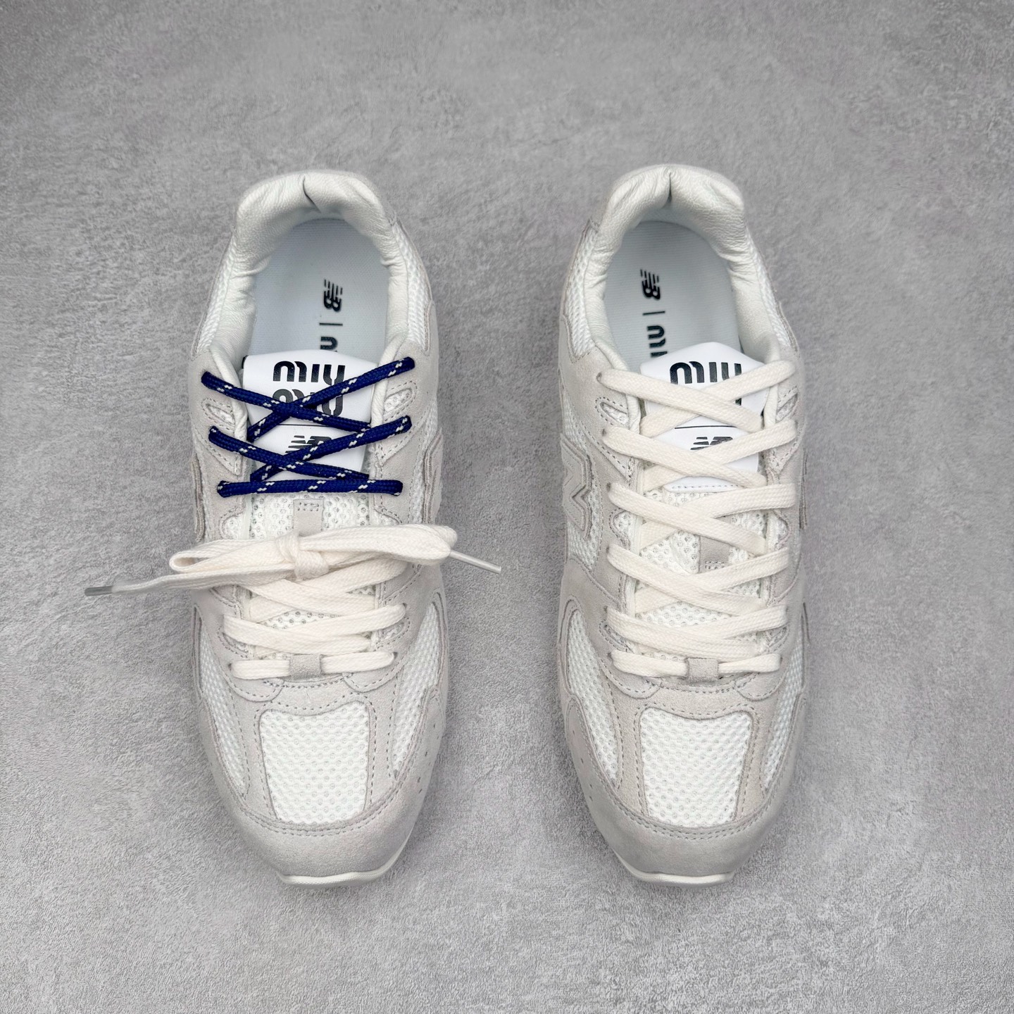 图片[2]-＃福利特价 MiuMiu x New Balance NB530 SL缪缪联名系列低帮经典复古休闲运动慢跑鞋 近几年运动品牌与各大潮流品牌不断推出联名产品，在球鞋圈拥有极高的热度。此外，奢侈品牌和运动品牌联名也早已非新鲜事，继 Dior 和 Jordan Brand 以及 Prada 和 adidas 合作后。近日，Miu Miu与New Balance的合作基本已经成为定番，每年都会上新，而近期的最新联名也已经正式曝光，预计会在24年春夏面世！相比之前两次使用的574，这次Miu Miu带来了全新风格。采用了全新型号MR530进行设计，继续使用复古的旧化效果和去年就被带火的美拉德配色打造。Miu Miu作为千禧文化的重要推手，这次也是直接挑选了New Balance 2000年代时发布的健身跑鞋MR530。整体做旧效果非常明显，甚至有些二手鞋的感觉，多少是有点瘦巴黎世家影响了……配色方面将会推出米色和棕色两种颜色可供选择，整体覆盖了做旧麂皮，鞋舌和鞋垫和之前一致，有Miu Miu的Logo，同时搭配皮革和棉质双鞋带组成。尺码：35.5 36 37 37.5 38 38.5 39.5 40 40.5 41.5 42 42.5 43.5 44 45-选品中心