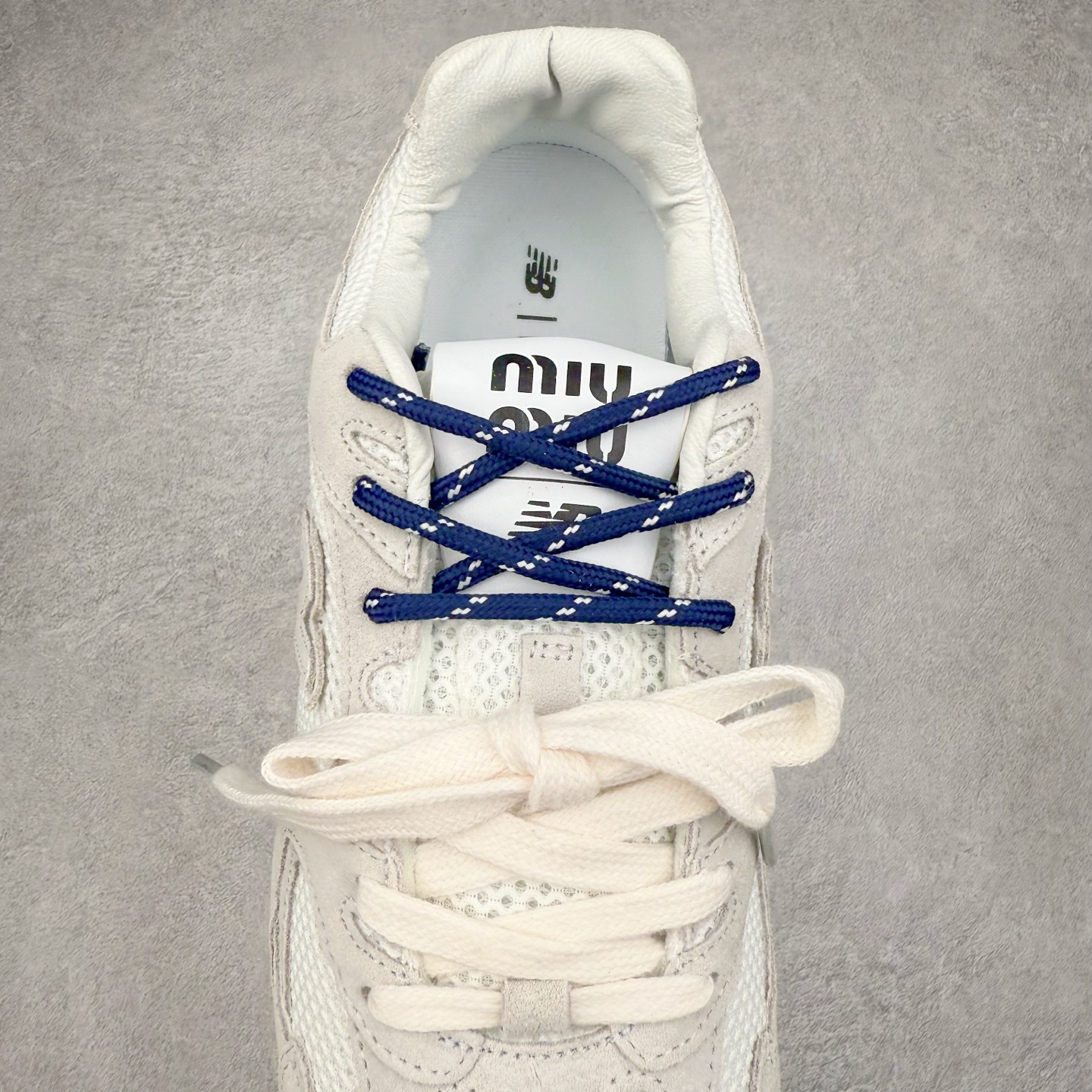 图片[5]-＃福利特价 MiuMiu x New Balance NB530 SL缪缪联名系列低帮经典复古休闲运动慢跑鞋 近几年运动品牌与各大潮流品牌不断推出联名产品，在球鞋圈拥有极高的热度。此外，奢侈品牌和运动品牌联名也早已非新鲜事，继 Dior 和 Jordan Brand 以及 Prada 和 adidas 合作后。近日，Miu Miu与New Balance的合作基本已经成为定番，每年都会上新，而近期的最新联名也已经正式曝光，预计会在24年春夏面世！相比之前两次使用的574，这次Miu Miu带来了全新风格。采用了全新型号MR530进行设计，继续使用复古的旧化效果和去年就被带火的美拉德配色打造。Miu Miu作为千禧文化的重要推手，这次也是直接挑选了New Balance 2000年代时发布的健身跑鞋MR530。整体做旧效果非常明显，甚至有些二手鞋的感觉，多少是有点瘦巴黎世家影响了……配色方面将会推出米色和棕色两种颜色可供选择，整体覆盖了做旧麂皮，鞋舌和鞋垫和之前一致，有Miu Miu的Logo，同时搭配皮革和棉质双鞋带组成。尺码：35.5 36 37 37.5 38 38.5 39.5 40 40.5 41.5 42 42.5 43.5 44 45-选品中心