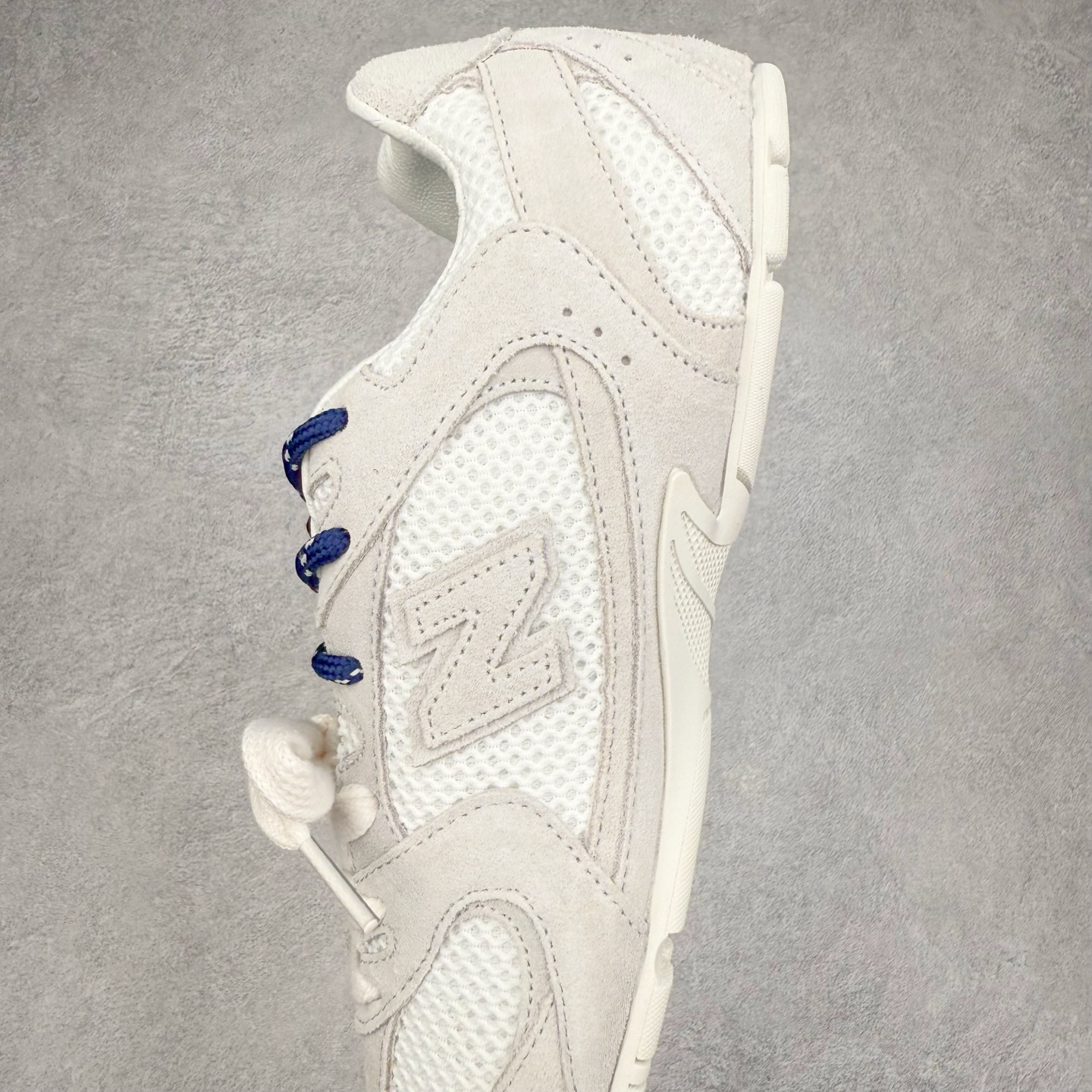 图片[7]-＃福利特价 MiuMiu x New Balance NB530 SL缪缪联名系列低帮经典复古休闲运动慢跑鞋 近几年运动品牌与各大潮流品牌不断推出联名产品，在球鞋圈拥有极高的热度。此外，奢侈品牌和运动品牌联名也早已非新鲜事，继 Dior 和 Jordan Brand 以及 Prada 和 adidas 合作后。近日，Miu Miu与New Balance的合作基本已经成为定番，每年都会上新，而近期的最新联名也已经正式曝光，预计会在24年春夏面世！相比之前两次使用的574，这次Miu Miu带来了全新风格。采用了全新型号MR530进行设计，继续使用复古的旧化效果和去年就被带火的美拉德配色打造。Miu Miu作为千禧文化的重要推手，这次也是直接挑选了New Balance 2000年代时发布的健身跑鞋MR530。整体做旧效果非常明显，甚至有些二手鞋的感觉，多少是有点瘦巴黎世家影响了……配色方面将会推出米色和棕色两种颜色可供选择，整体覆盖了做旧麂皮，鞋舌和鞋垫和之前一致，有Miu Miu的Logo，同时搭配皮革和棉质双鞋带组成。尺码：35.5 36 37 37.5 38 38.5 39.5 40 40.5 41.5 42 42.5 43.5 44 45-选品中心