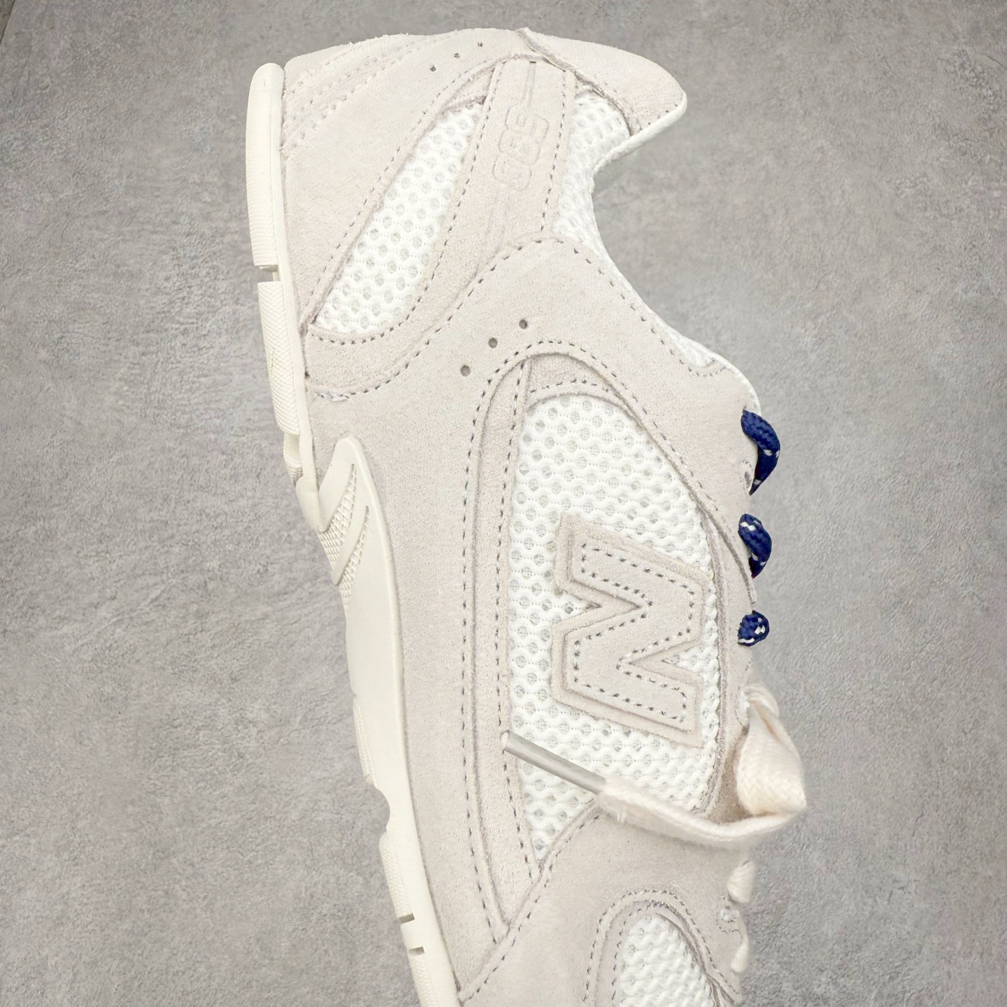 图片[6]-＃福利特价 MiuMiu x New Balance NB530 SL缪缪联名系列低帮经典复古休闲运动慢跑鞋 近几年运动品牌与各大潮流品牌不断推出联名产品，在球鞋圈拥有极高的热度。此外，奢侈品牌和运动品牌联名也早已非新鲜事，继 Dior 和 Jordan Brand 以及 Prada 和 adidas 合作后。近日，Miu Miu与New Balance的合作基本已经成为定番，每年都会上新，而近期的最新联名也已经正式曝光，预计会在24年春夏面世！相比之前两次使用的574，这次Miu Miu带来了全新风格。采用了全新型号MR530进行设计，继续使用复古的旧化效果和去年就被带火的美拉德配色打造。Miu Miu作为千禧文化的重要推手，这次也是直接挑选了New Balance 2000年代时发布的健身跑鞋MR530。整体做旧效果非常明显，甚至有些二手鞋的感觉，多少是有点瘦巴黎世家影响了……配色方面将会推出米色和棕色两种颜色可供选择，整体覆盖了做旧麂皮，鞋舌和鞋垫和之前一致，有Miu Miu的Logo，同时搭配皮革和棉质双鞋带组成。尺码：35.5 36 37 37.5 38 38.5 39.5 40 40.5 41.5 42 42.5 43.5 44 45-选品中心