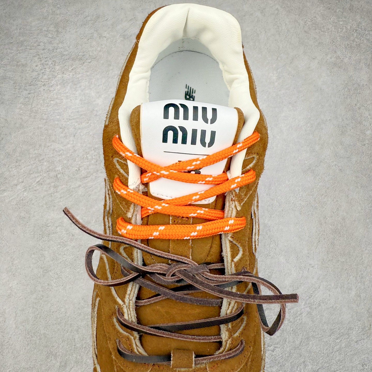 图片[5]-＃福利特价 MiuMiu x New Balance NB530 SL缪缪联名系列低帮经典复古休闲运动慢跑鞋 近几年运动品牌与各大潮流品牌不断推出联名产品，在球鞋圈拥有极高的热度。此外，奢侈品牌和运动品牌联名也早已非新鲜事，继 Dior 和 Jordan Brand 以及 Prada 和 adidas 合作后。近日，Miu Miu与New Balance的合作基本已经成为定番，每年都会上新，而近期的最新联名也已经正式曝光，预计会在24年春夏面世！相比之前两次使用的574，这次Miu Miu带来了全新风格。采用了全新型号MR530进行设计，继续使用复古的旧化效果和去年就被带火的美拉德配色打造。Miu Miu作为千禧文化的重要推手，这次也是直接挑选了New Balance 2000年代时发布的健身跑鞋MR530。整体做旧效果非常明显，甚至有些二手鞋的感觉，多少是有点瘦巴黎世家影响了……配色方面将会推出米色和棕色两种颜色可供选择，整体覆盖了做旧麂皮，鞋舌和鞋垫和之前一致，有Miu Miu的Logo，同时搭配皮革和棉质双鞋带组成。尺码：35.5 36 37 37.5 38 38.5 39.5 40 40.5 41.5 42 42.5 43.5 44 45-选品中心