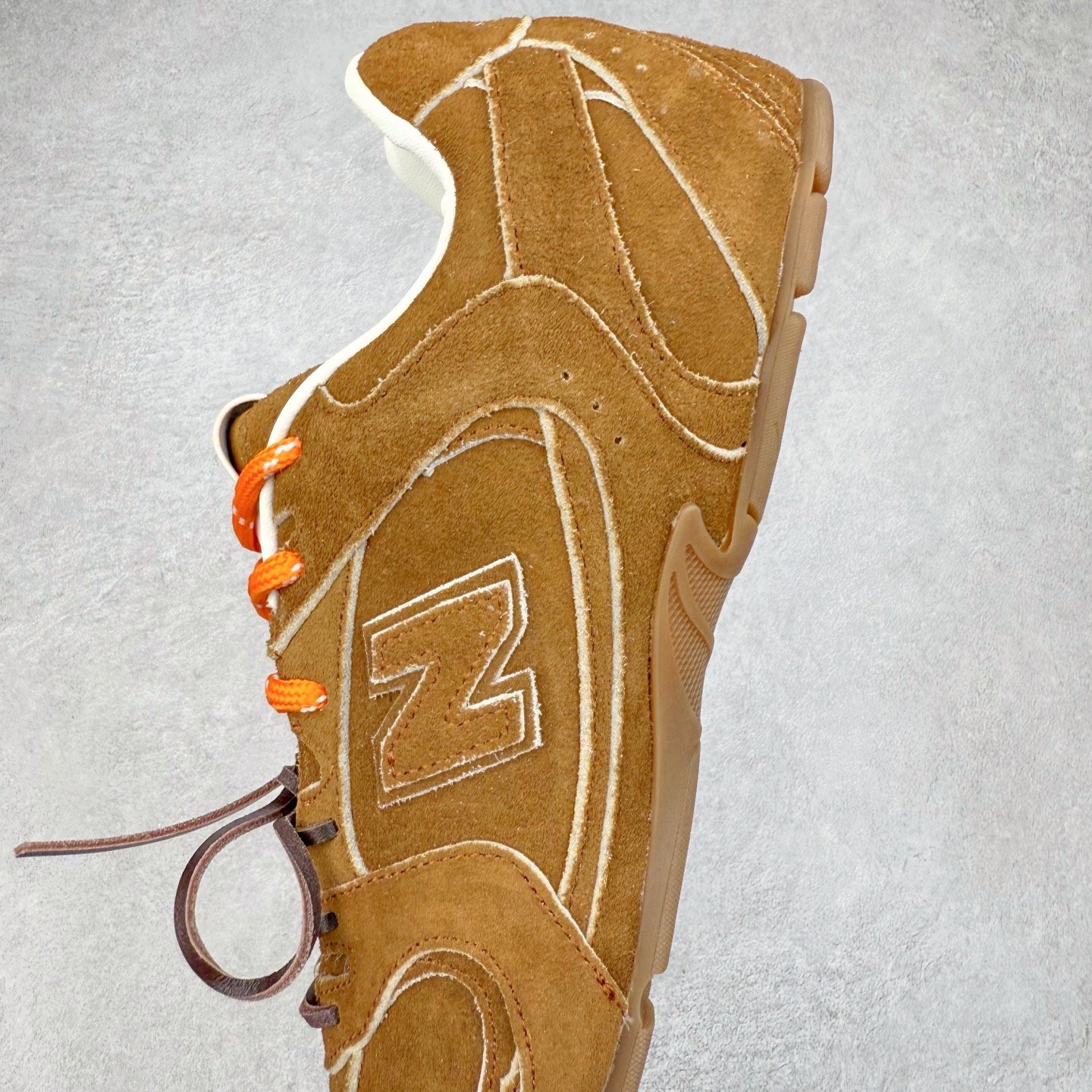 图片[7]-＃福利特价 MiuMiu x New Balance NB530 SL缪缪联名系列低帮经典复古休闲运动慢跑鞋 近几年运动品牌与各大潮流品牌不断推出联名产品，在球鞋圈拥有极高的热度。此外，奢侈品牌和运动品牌联名也早已非新鲜事，继 Dior 和 Jordan Brand 以及 Prada 和 adidas 合作后。近日，Miu Miu与New Balance的合作基本已经成为定番，每年都会上新，而近期的最新联名也已经正式曝光，预计会在24年春夏面世！相比之前两次使用的574，这次Miu Miu带来了全新风格。采用了全新型号MR530进行设计，继续使用复古的旧化效果和去年就被带火的美拉德配色打造。Miu Miu作为千禧文化的重要推手，这次也是直接挑选了New Balance 2000年代时发布的健身跑鞋MR530。整体做旧效果非常明显，甚至有些二手鞋的感觉，多少是有点瘦巴黎世家影响了……配色方面将会推出米色和棕色两种颜色可供选择，整体覆盖了做旧麂皮，鞋舌和鞋垫和之前一致，有Miu Miu的Logo，同时搭配皮革和棉质双鞋带组成。尺码：35.5 36 37 37.5 38 38.5 39.5 40 40.5 41.5 42 42.5 43.5 44 45-选品中心